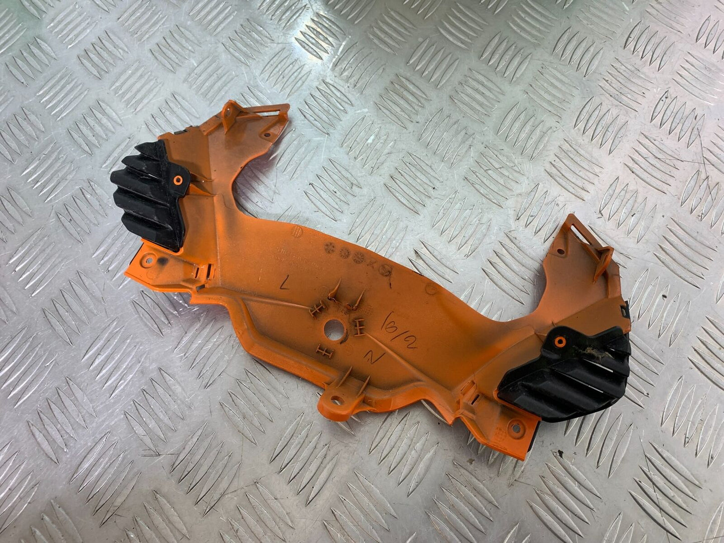 HONDA CBR500R CBR 500 R RIGHT SEAT PANEL JOINER YEAR 2016 (CMB1066)