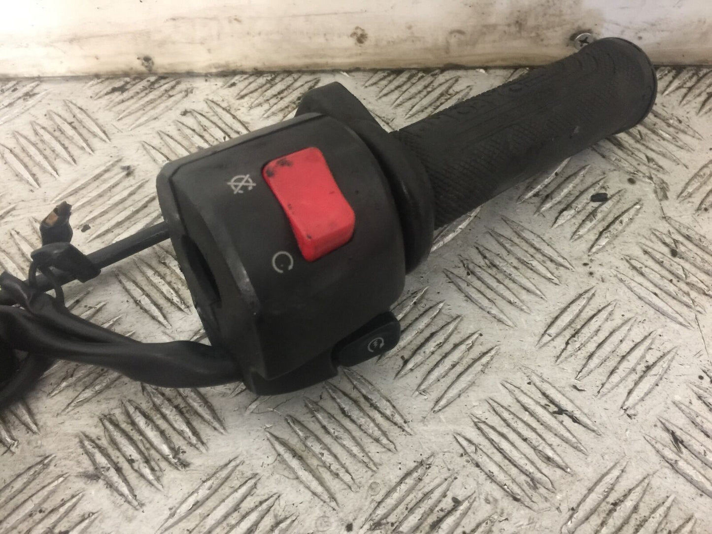 KAWASAKI KLE 650 VERSYS RIGHT SWITCH GEAR YEAR 2010 (STOCK 775)