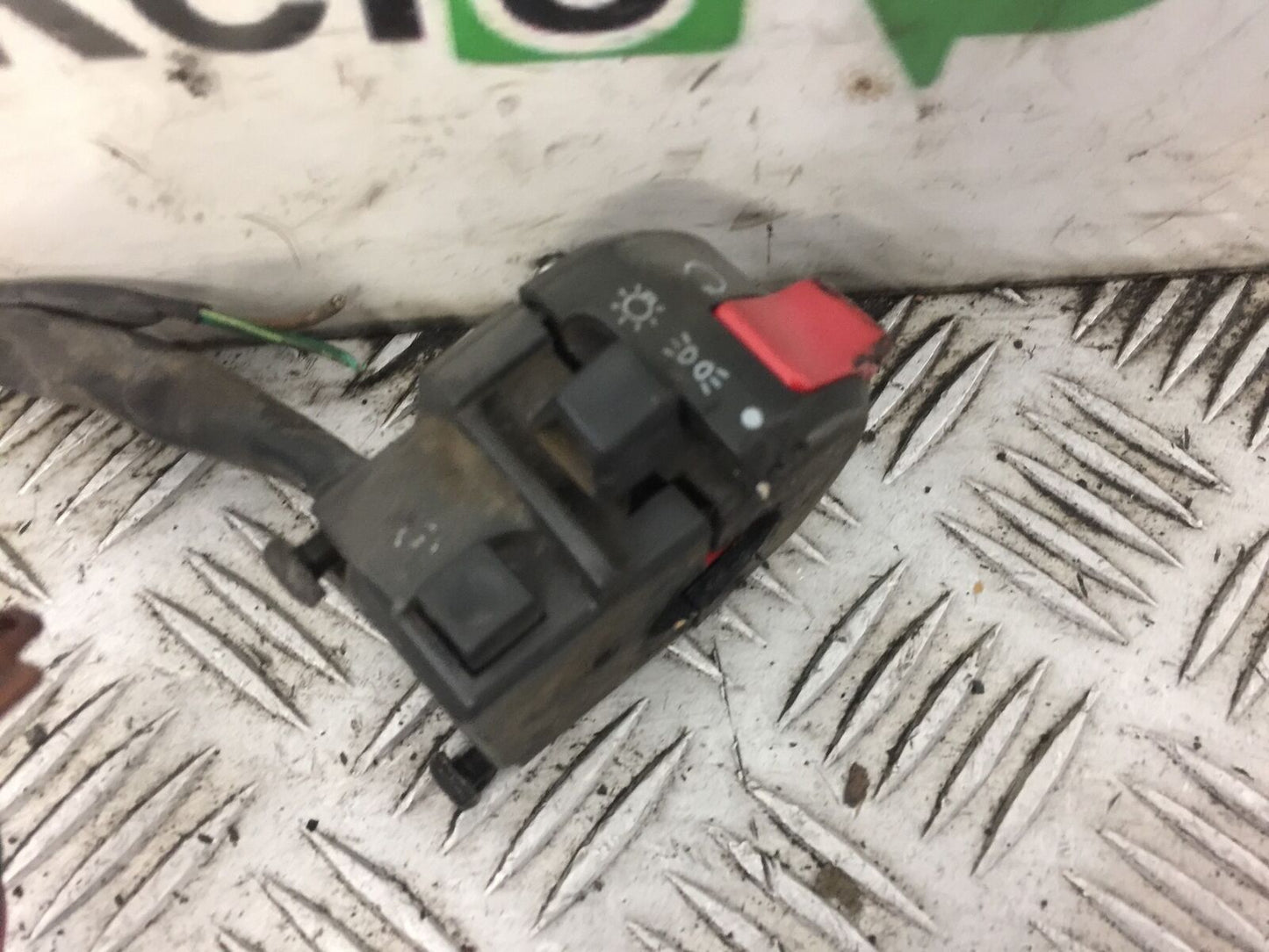 YAMAHA YZF600 YZF 600 THUNDERCAT RIGHT SWITCH GEAR 1998 (STOCK 428)