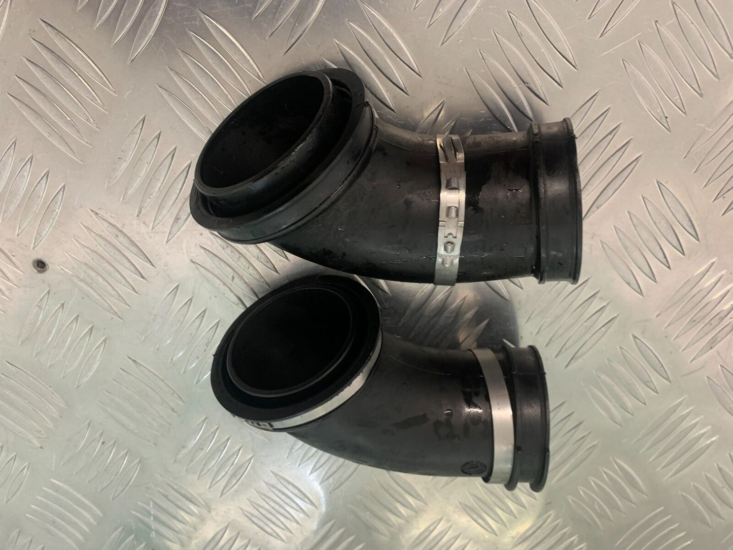 BMW R1200 RT R 1200 RT AIR BOX RUBBERS YEAR 2005-2009 (STOCK 943)