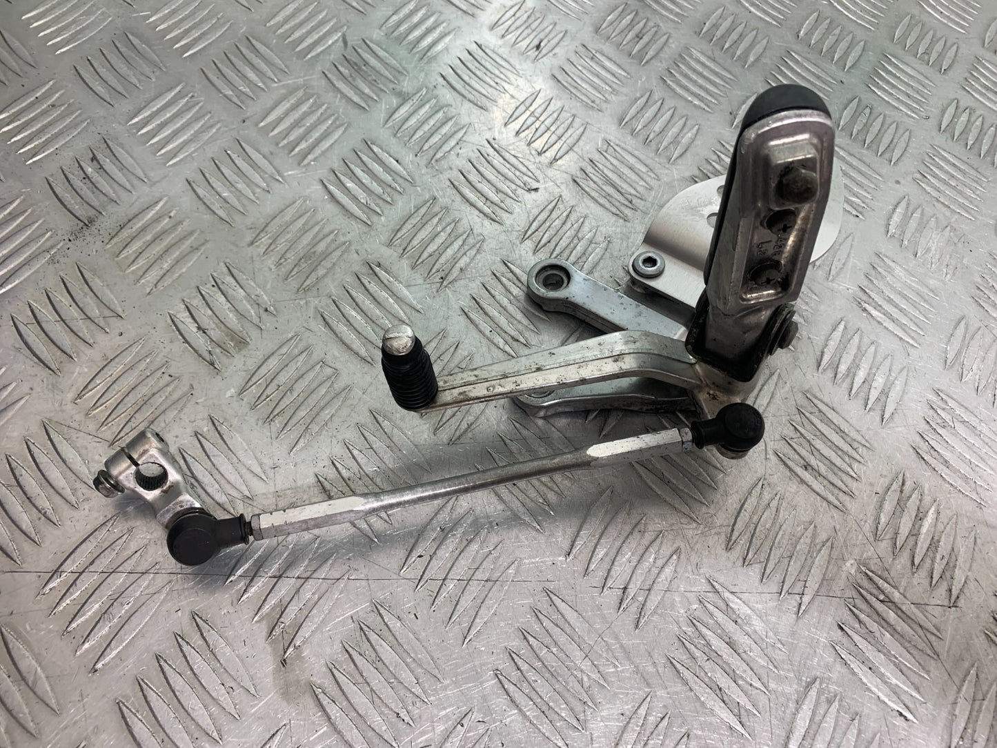 KAWASAKI ZX9R ZX9 R FRONT LEFT HANGER YEAR 1998-1999 (CMB1329)