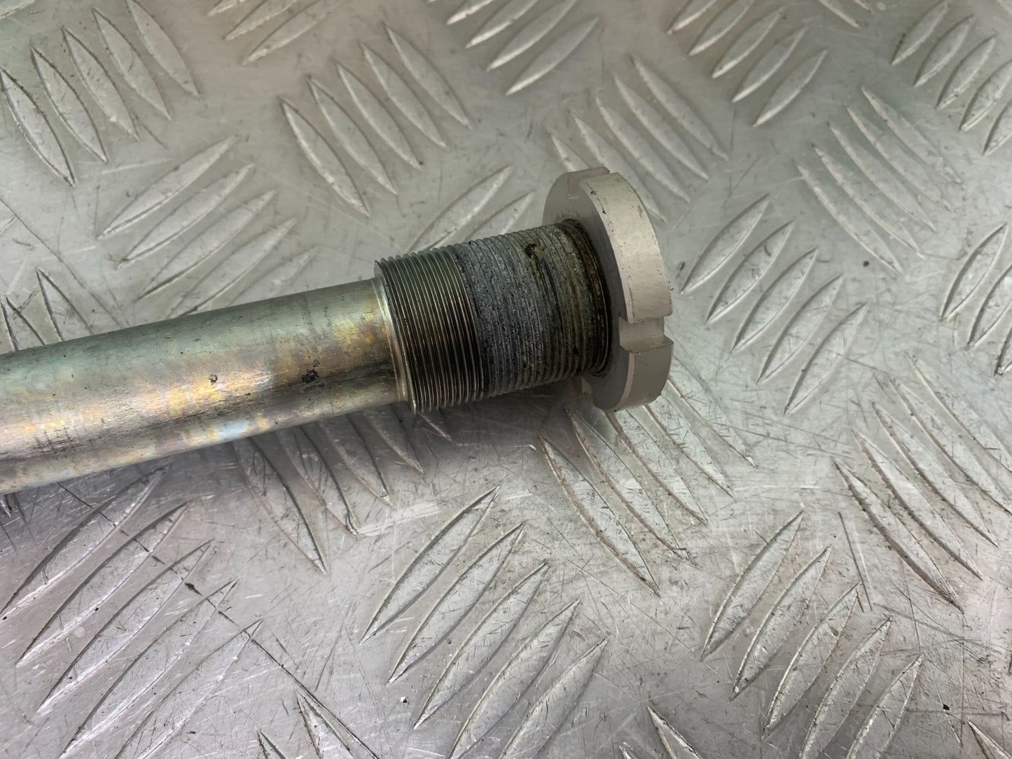 KAWASAKI ZX9R ZX9 E1 SWINGARM SPINDLE YEAR 2000-01 (CMB1171)