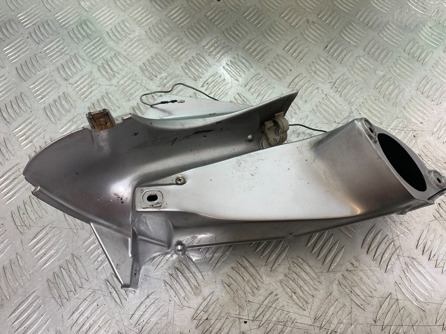 APRILIA RSV1000 RSV 1000 MILLE RIGHT AIR TUBE 1998- 2003 (CMB1184)