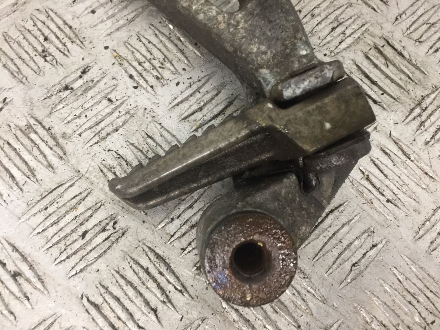 KAWASAKI ZX9R ZX9 E1 RIGHT REAR HANGER AND PEG YEAR 2000 (STOCK 795)