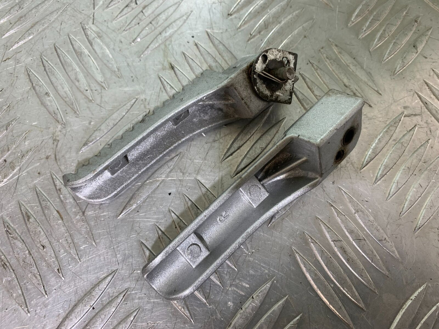 BENELLI BN125 BN 125 REAR FOOTPEGS YEAR 2018-2021 (CMB1080)