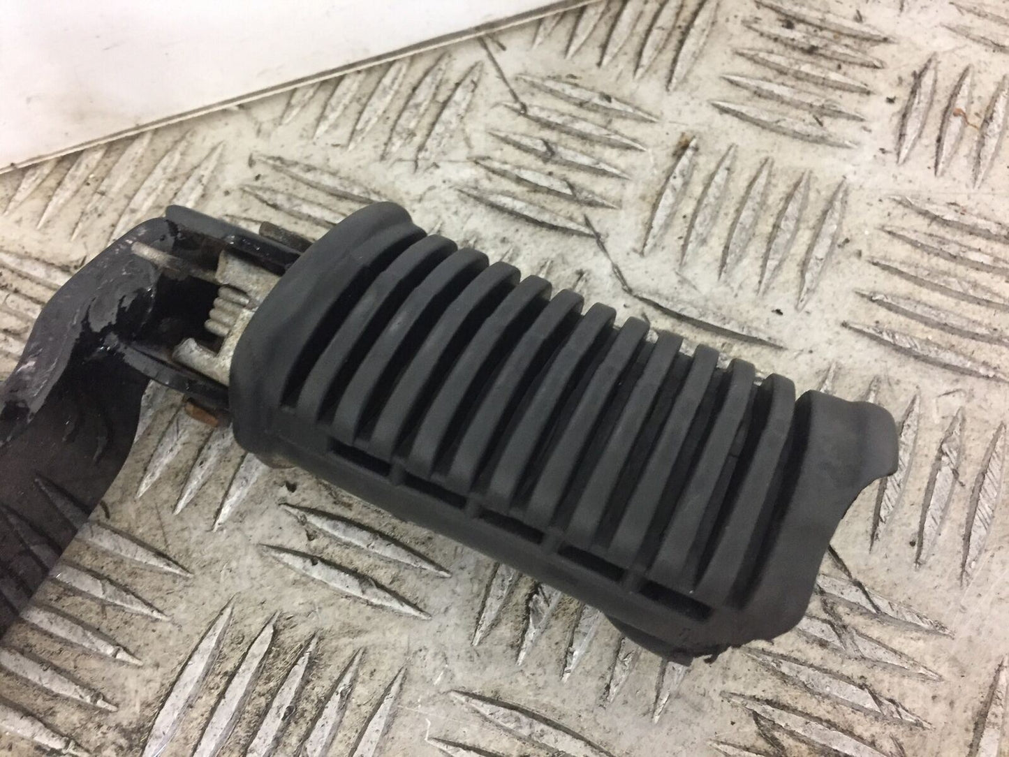SUZUKI VAN VAN 125 FRONT RIGHT PEG YEAR 2005