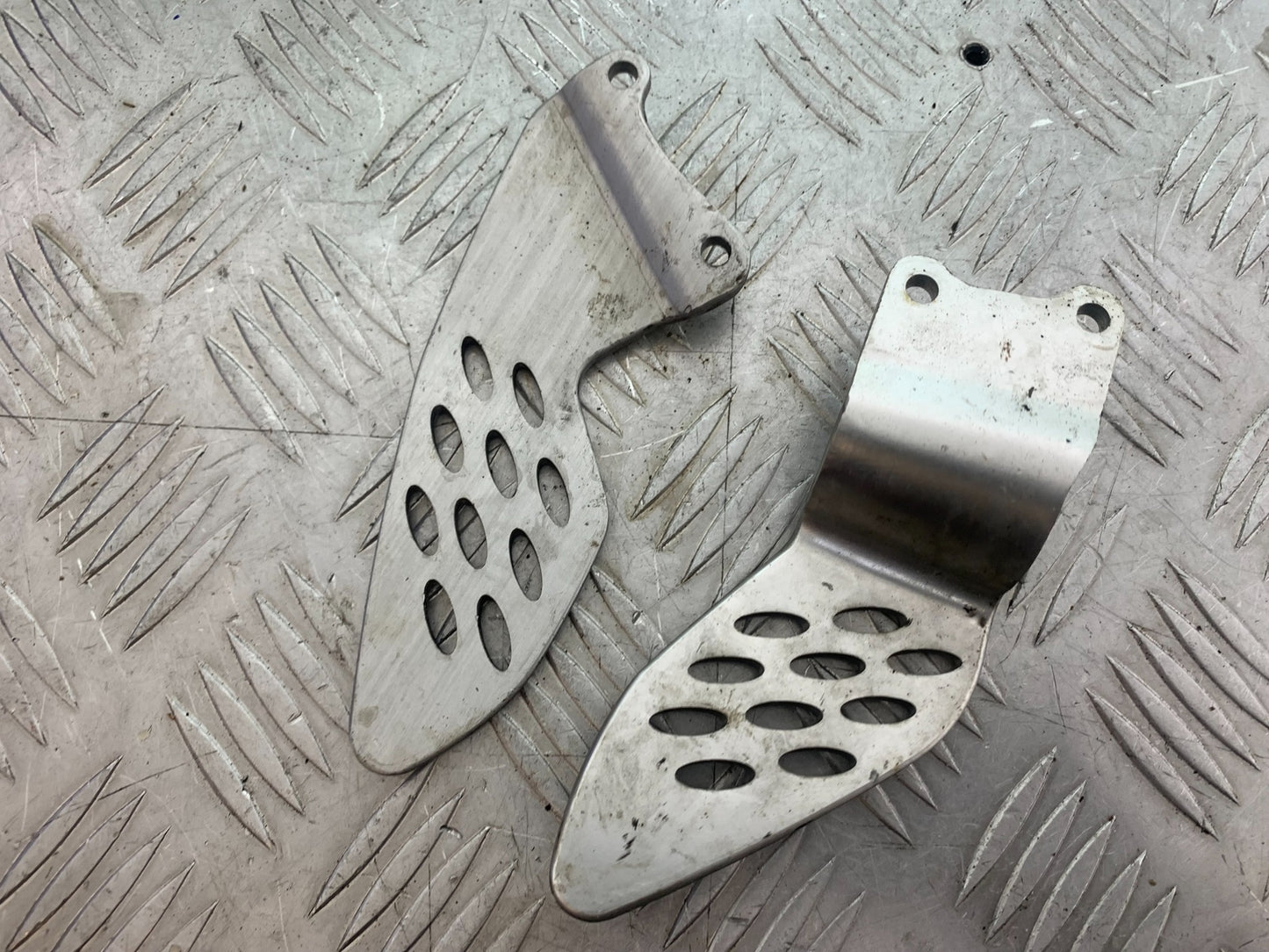 YAMAHA YZF R1 HEEL PLATES YEAR 2004-2006 (CMB1155)