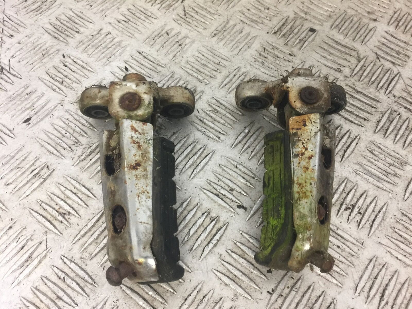 YAMAHA FJ1200 FJ 1200 FRONT PEGS YEAR 1988 (STOCK 653)