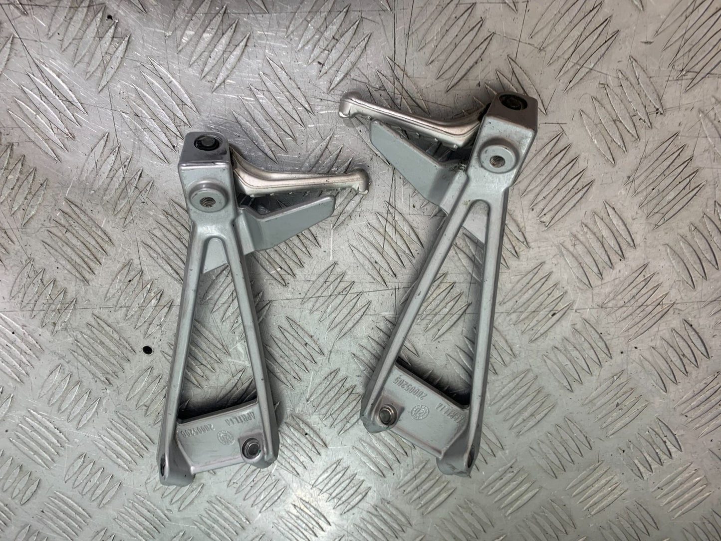 APRILIA RS660 RS 660 REAR HANGERS AND PEGS YEAR 2020-2024 (CMB1202)