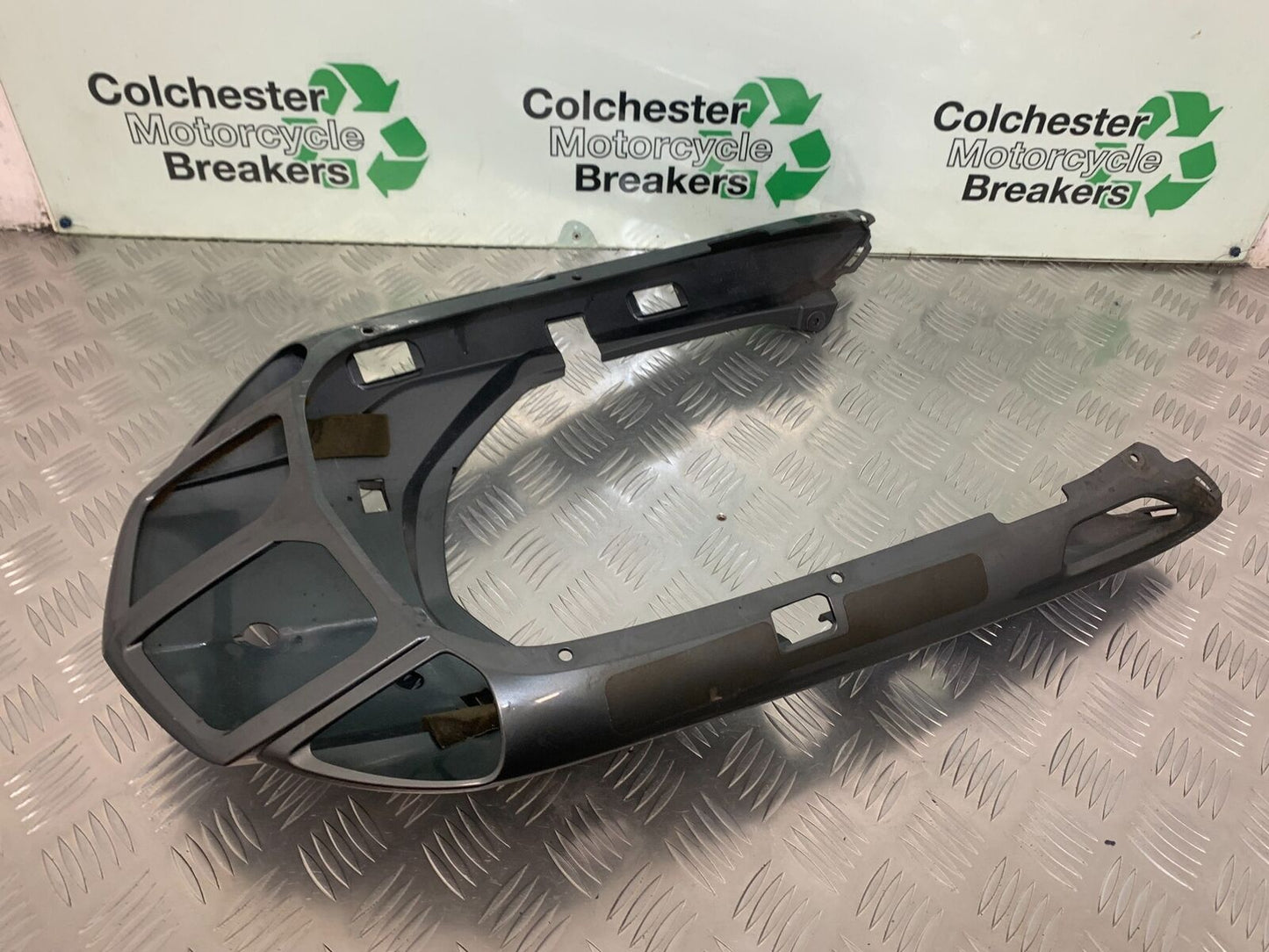 YAMAHA FJR1300 FJR 1300 SEAT UNIT TAIL PIECE YEAR 2001-05 (STOCK 946)