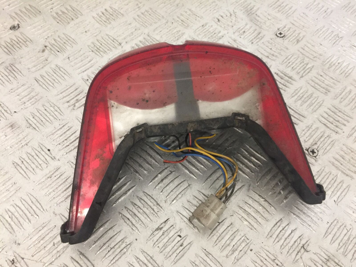 YAMAHA R6 5EB REAR LIGHT YEAR 1999-2002 (STOCK 823)