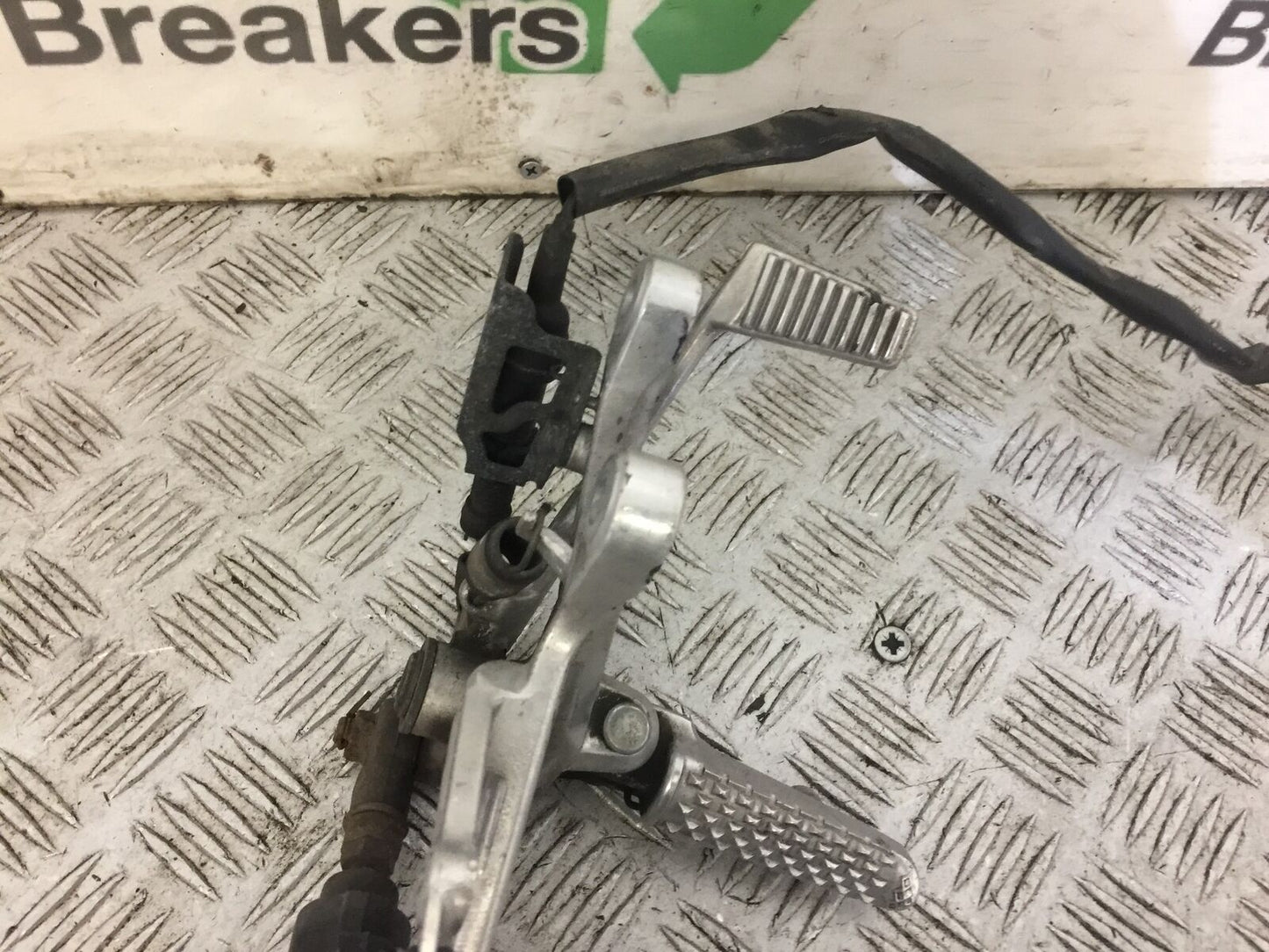 HONDA CBR1000 rr FIREBLADE FRONT RIGHT HANGER YEAR 2004-07 (STOCK 690)