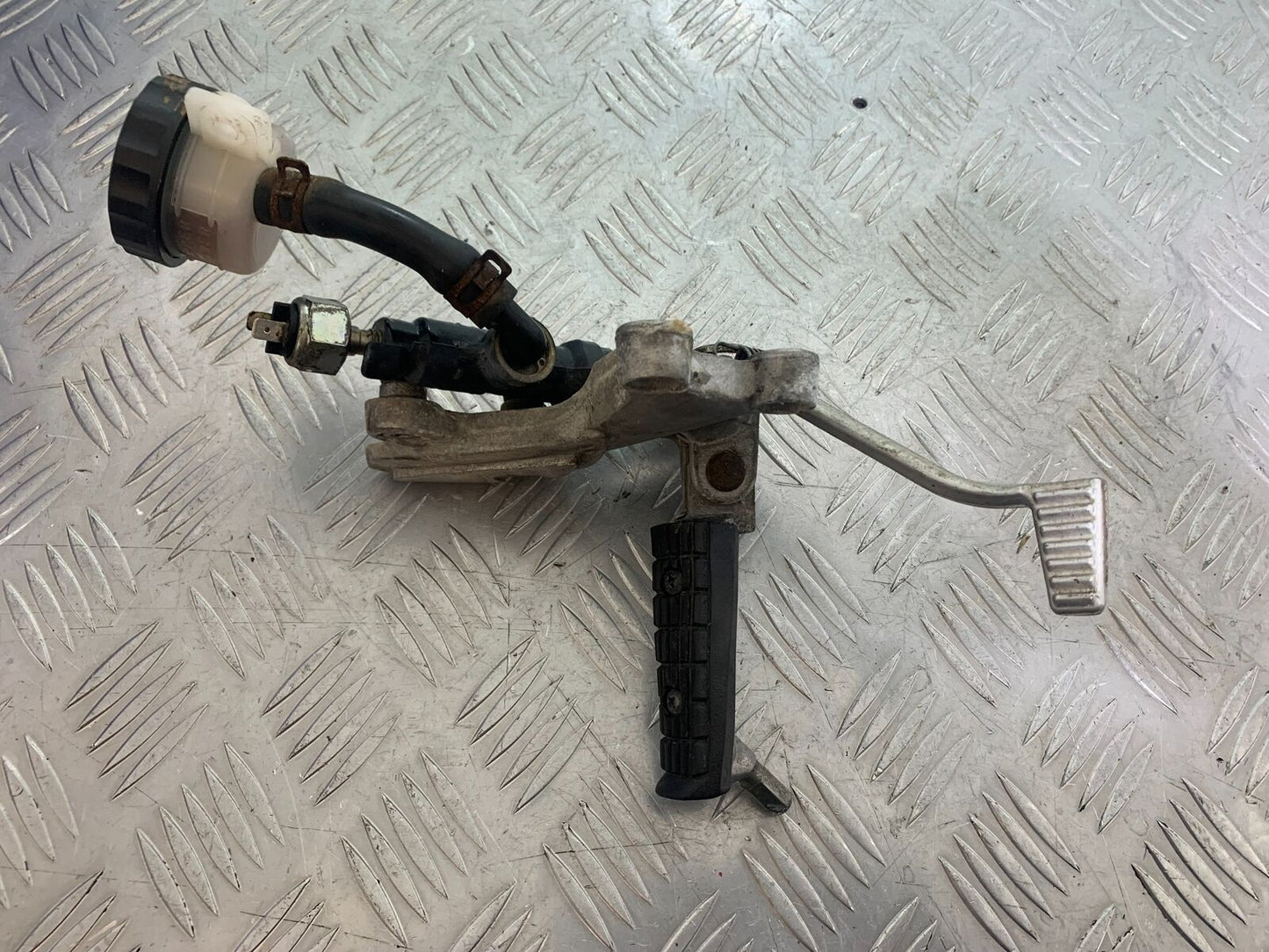 TRIUMPH 955i SPRINT ST FRONT RIGHT HANGER YEAR 1999-2004 (CMB1124)