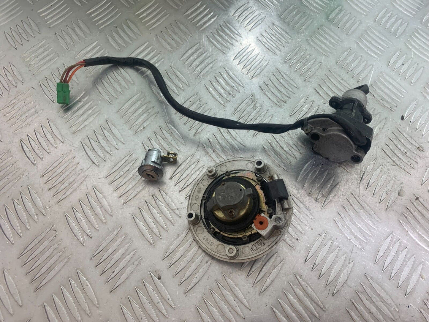 SUZUKI SV1000 SV 1000 K4 LOCKS AND KEY YEAR 2003-2007 (CMB1042)