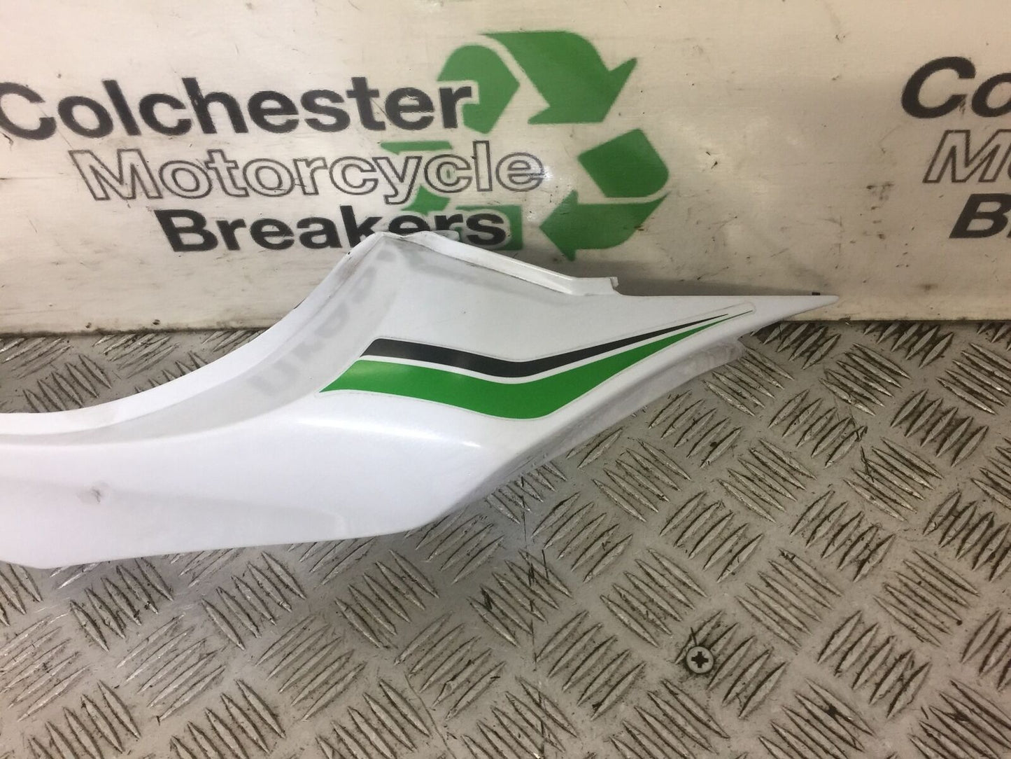 KAWASAKI Z1000 GGF ZR1000 (ABS) LEFT SEAT PANEL YEAR 2016 (STOCK 504)