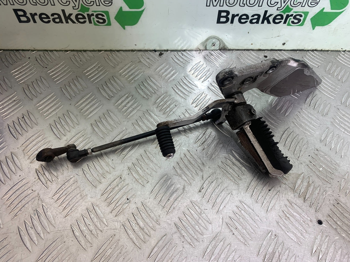 SUZUKI GSF600 GSF 600 BANDIT FRONT LEFT HANGER YEAR 2001-2003 (CMB1157)