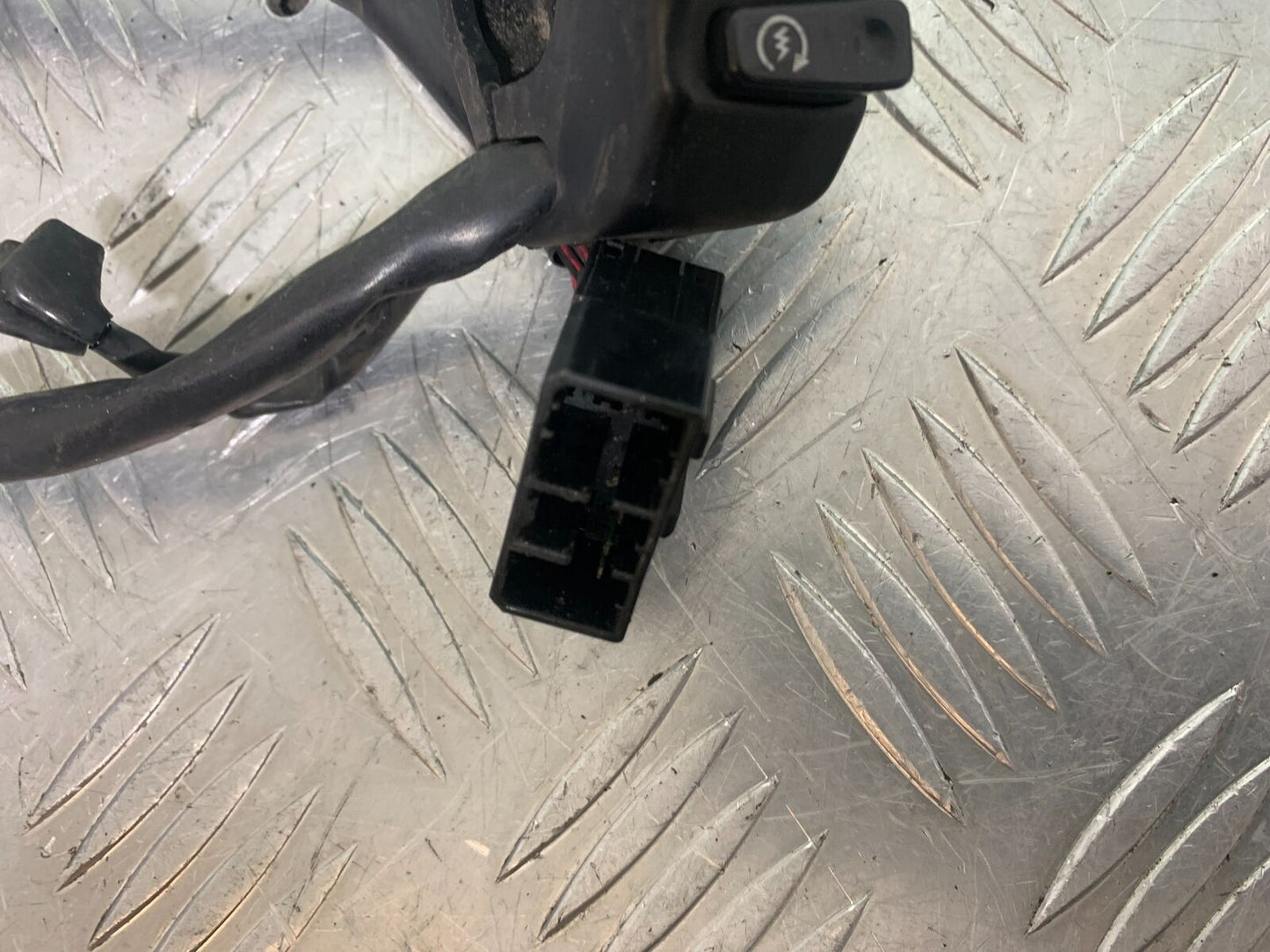 TRIUMPH 1050 SPRINT ST RIGHT SWITCH GEAR YEAR 2004-2007 (CMB1089)