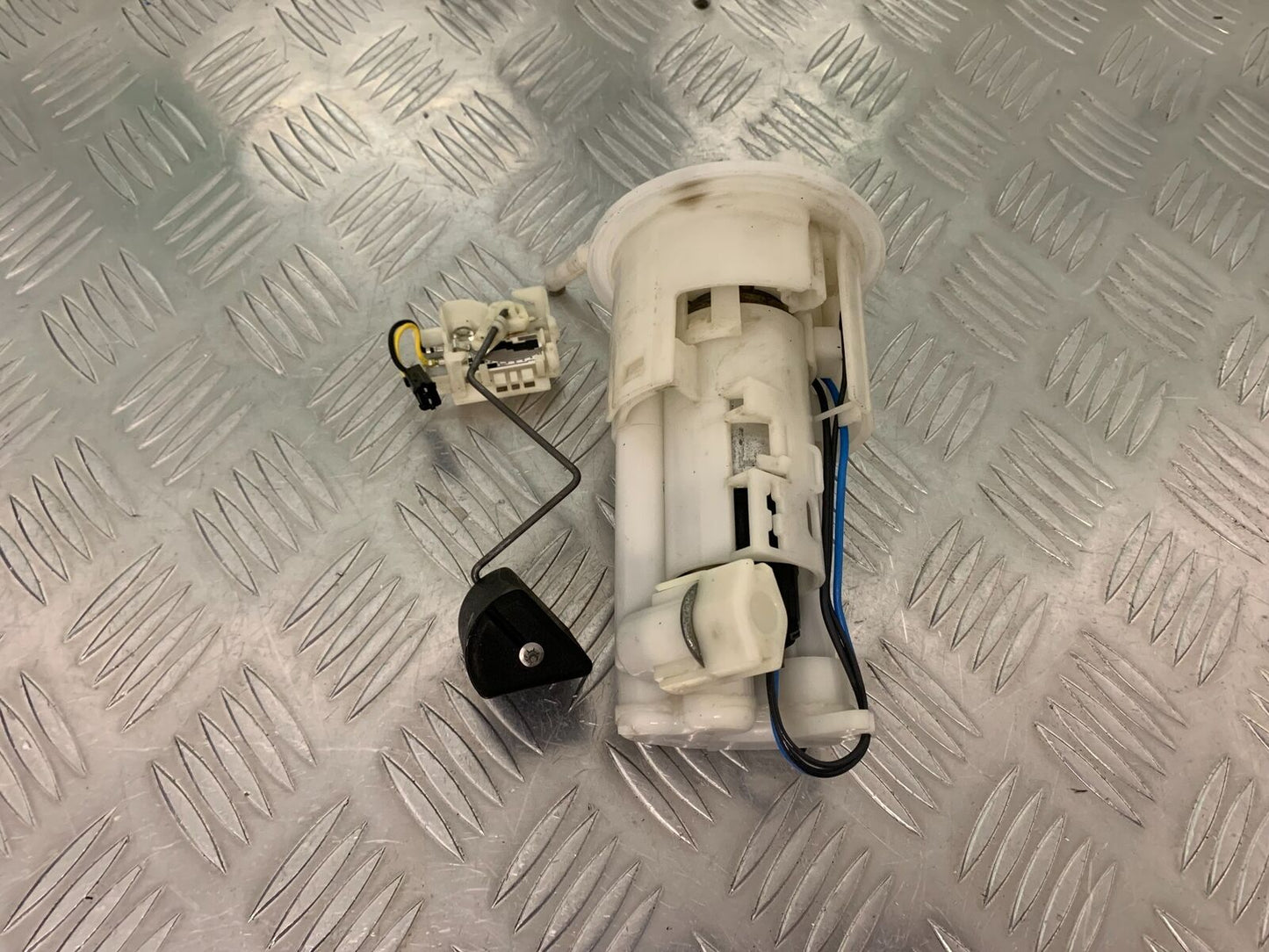 YAMAHA XJ6 XJ6-S PETROL PUMP YEAR 2009-2012 (STOCK 991)