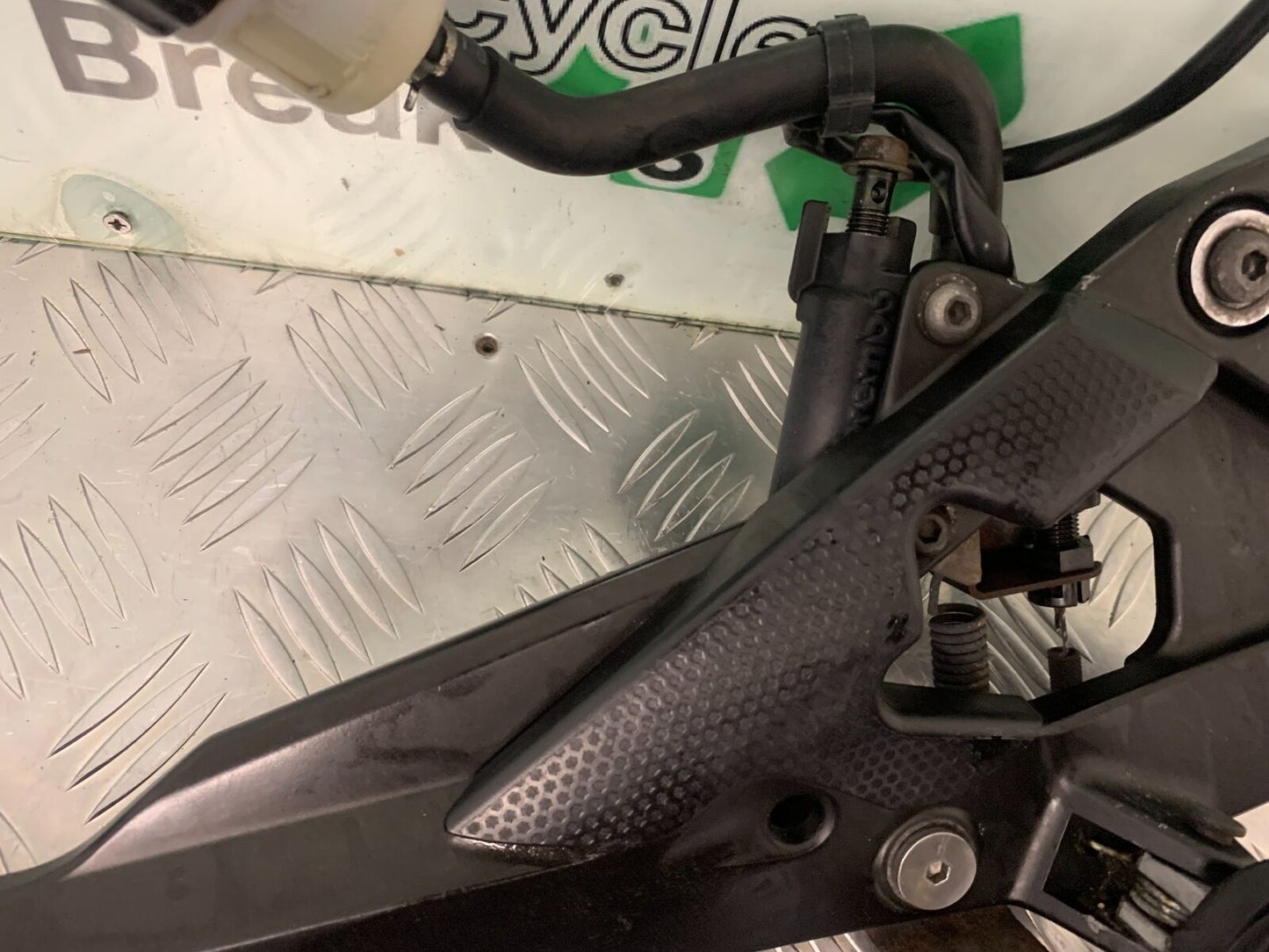 YAMAHA XJ6 XJ6-S RIGHT HANGER YEAR 2009-2015 (STOCK 991)
