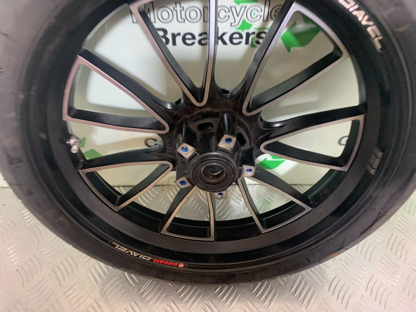 DUCATI DIAVEL 1200 FRONT WHEEL YEAR 2014 (CMB1054)