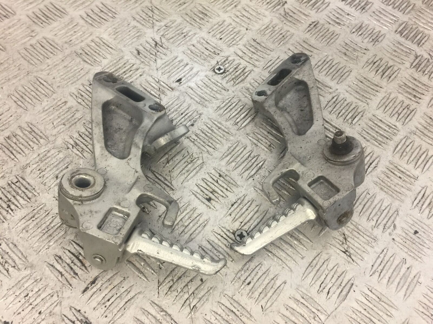 KAWASAKI ZZR1200 ZZR 1200 REAR HANGERS AND PEGS 2002-2005 (STOCK 678)