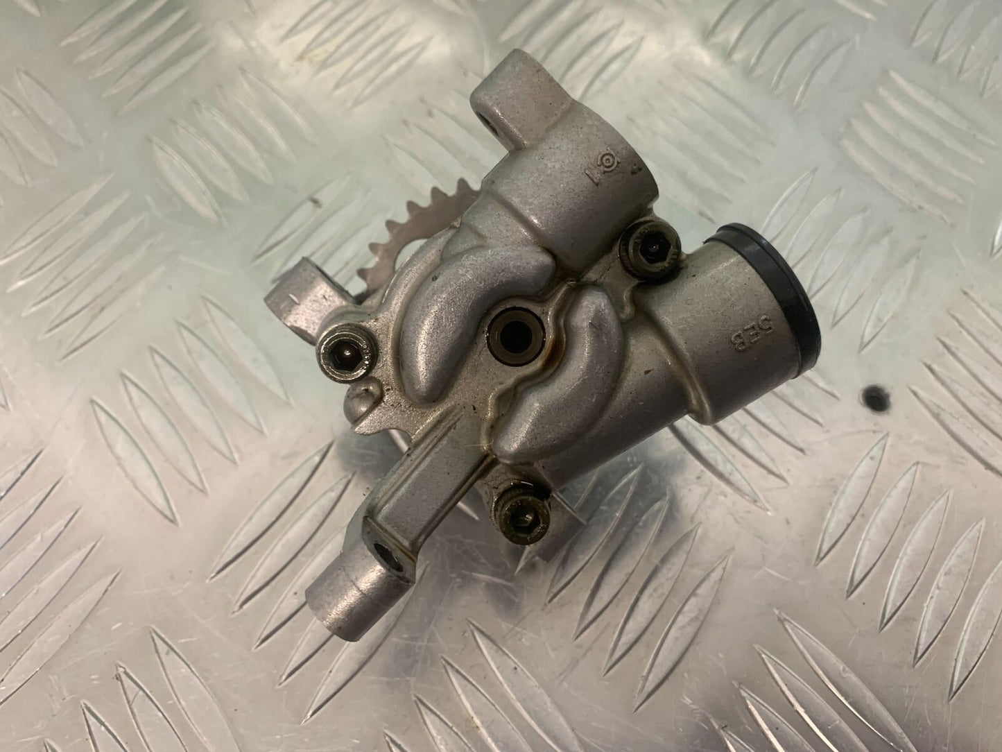 YAMAHA R6 5EB OIL PUMP YEAR 1999-2002 (STOCK 757)