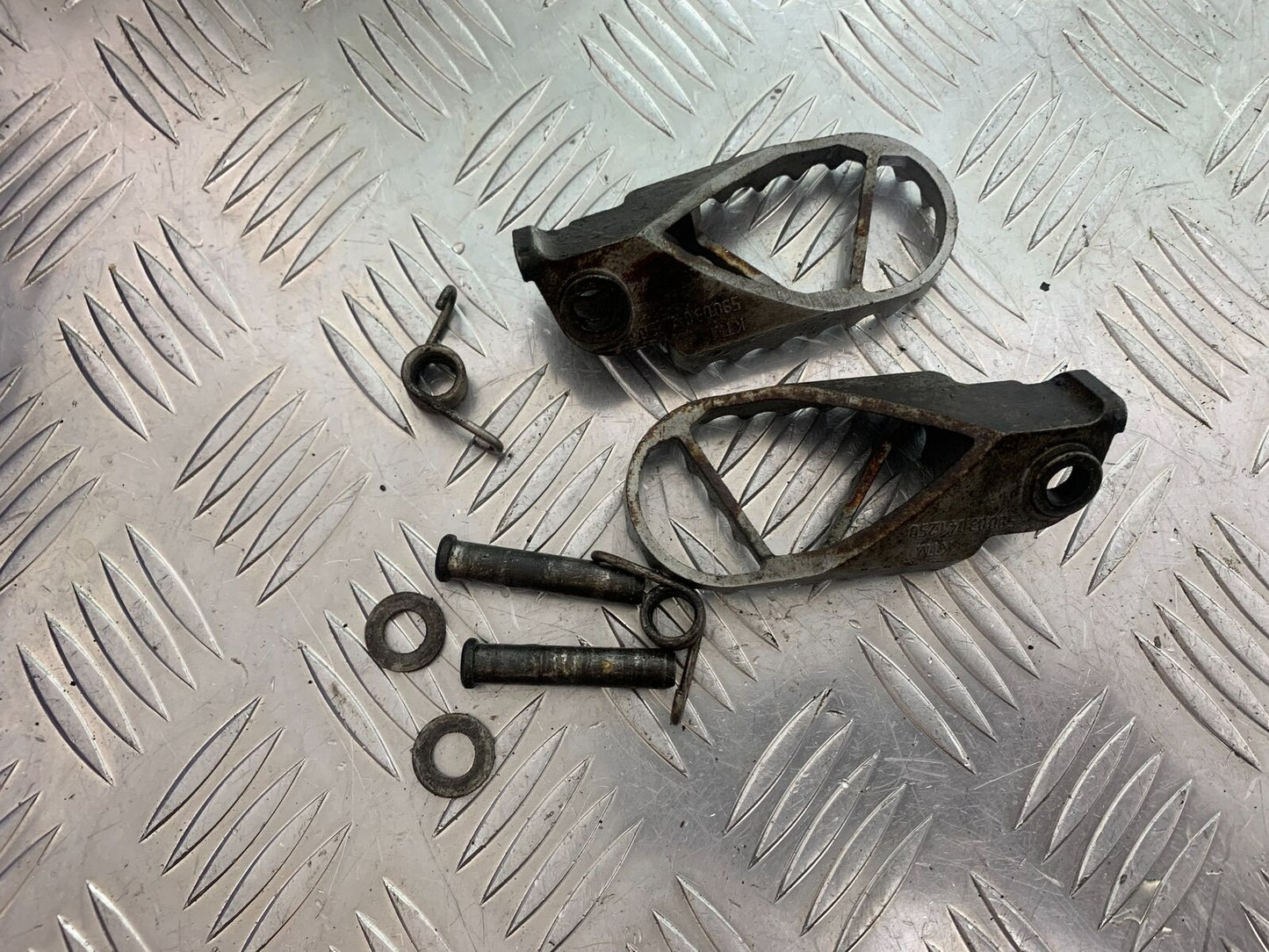 KTM 990 SUPERMOTO T FRONT FOOTPEGS YEAR 2010-2011 (CMB1032)