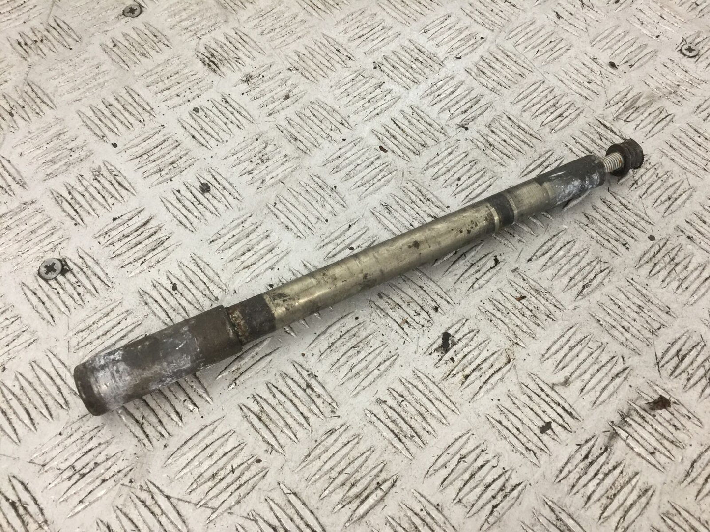 VICTORY V92 C FRONT WHEEL SPINDLE YEAR 2004 (STOCK 765)