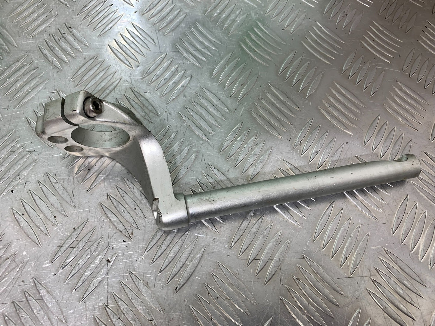 TRIUMPH 955i SPRINT ST RIGHT HANDLEBAR YEAR 1999-04 (CMB1230)