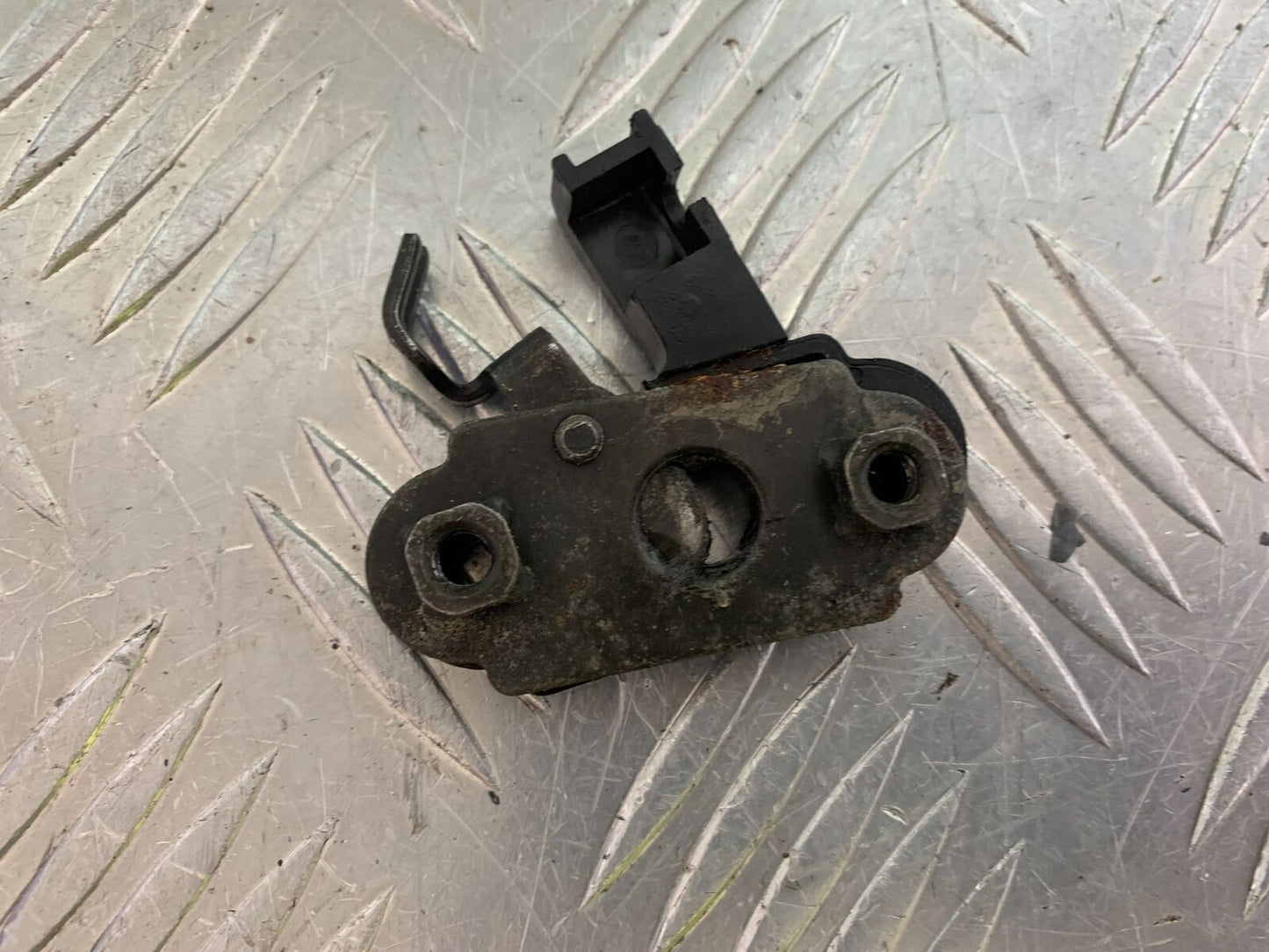 KTM 125 DUKE SEAT CATCH YEAR 2018-2023 (CMB1083)