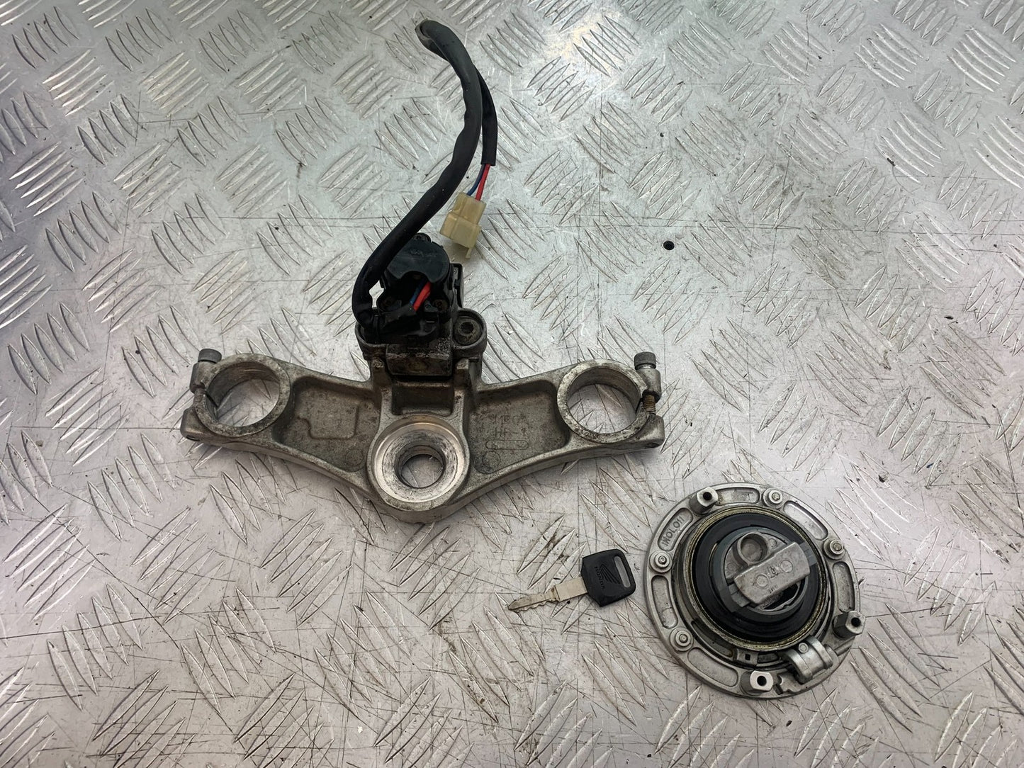 HONDA VFR800 PRE V-TEC LOCKS AND KEY YEAR 1998-2001 (CMB1233)