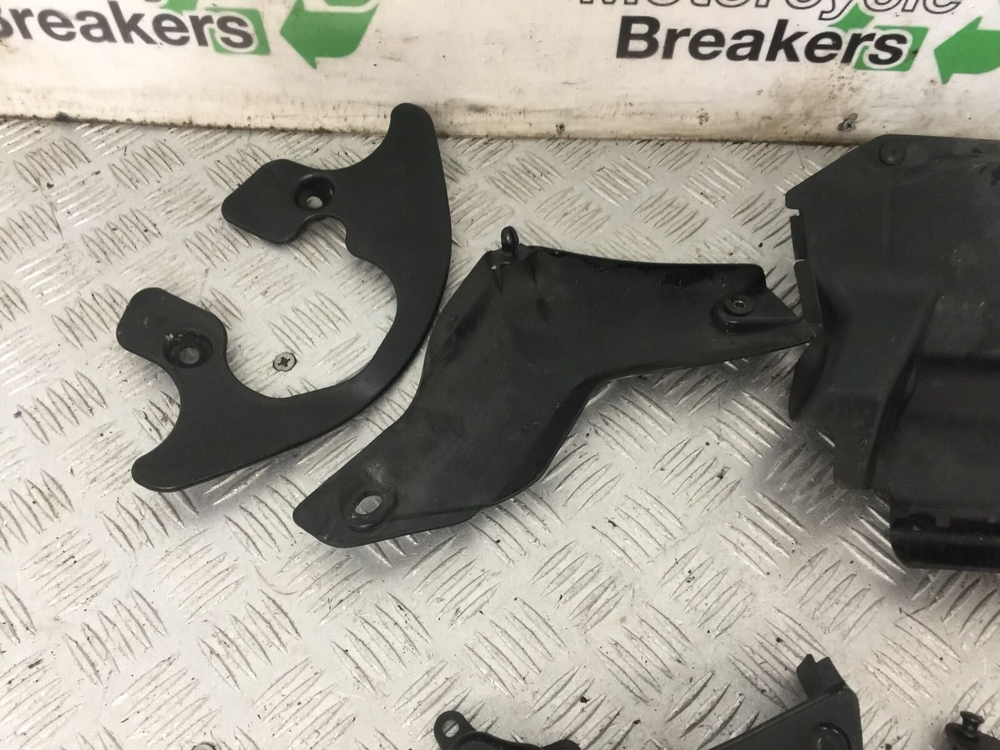 HONDA CBR1000 rr FIREBLADE INFILL AND COVERS YEAR 2004 (STOCK 853)