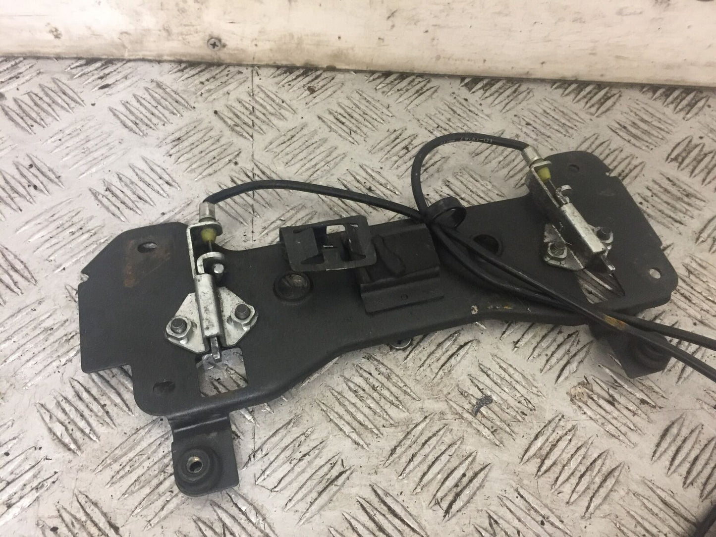 KAWASAKI Z750 Z 750 SEAT CATCHES YEAR 2009-2012 (STOCK 810)