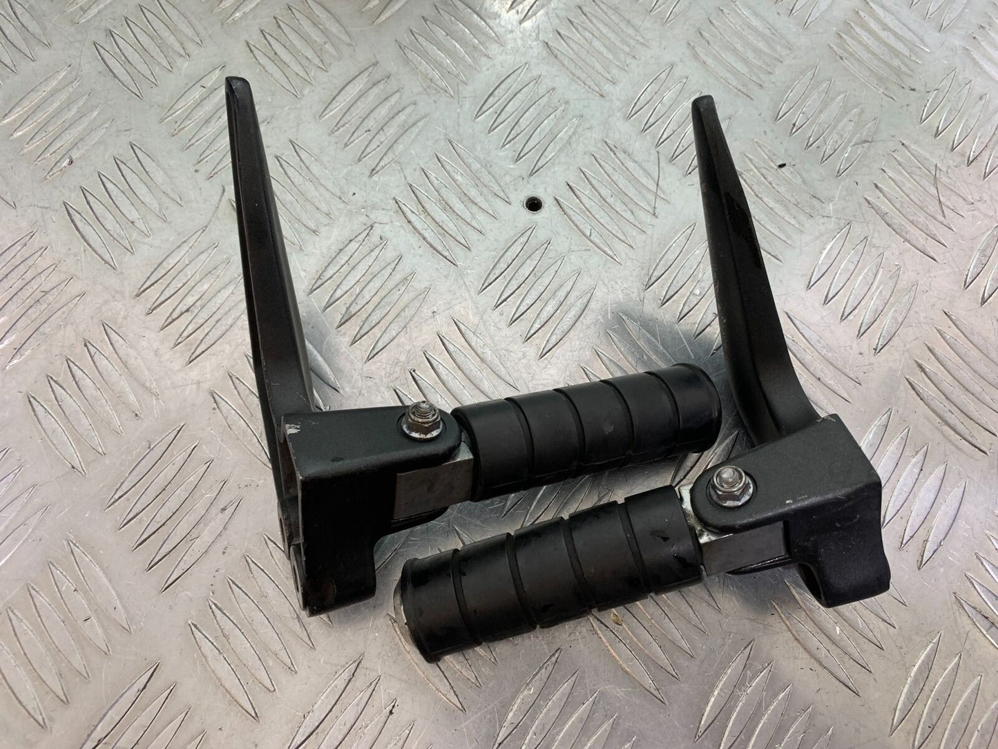 YAMAHA XVS 1300 MIDNIGHT STAR FOOTPEGS AND BRACKETS YEAR 2007-16 (CMB1027)