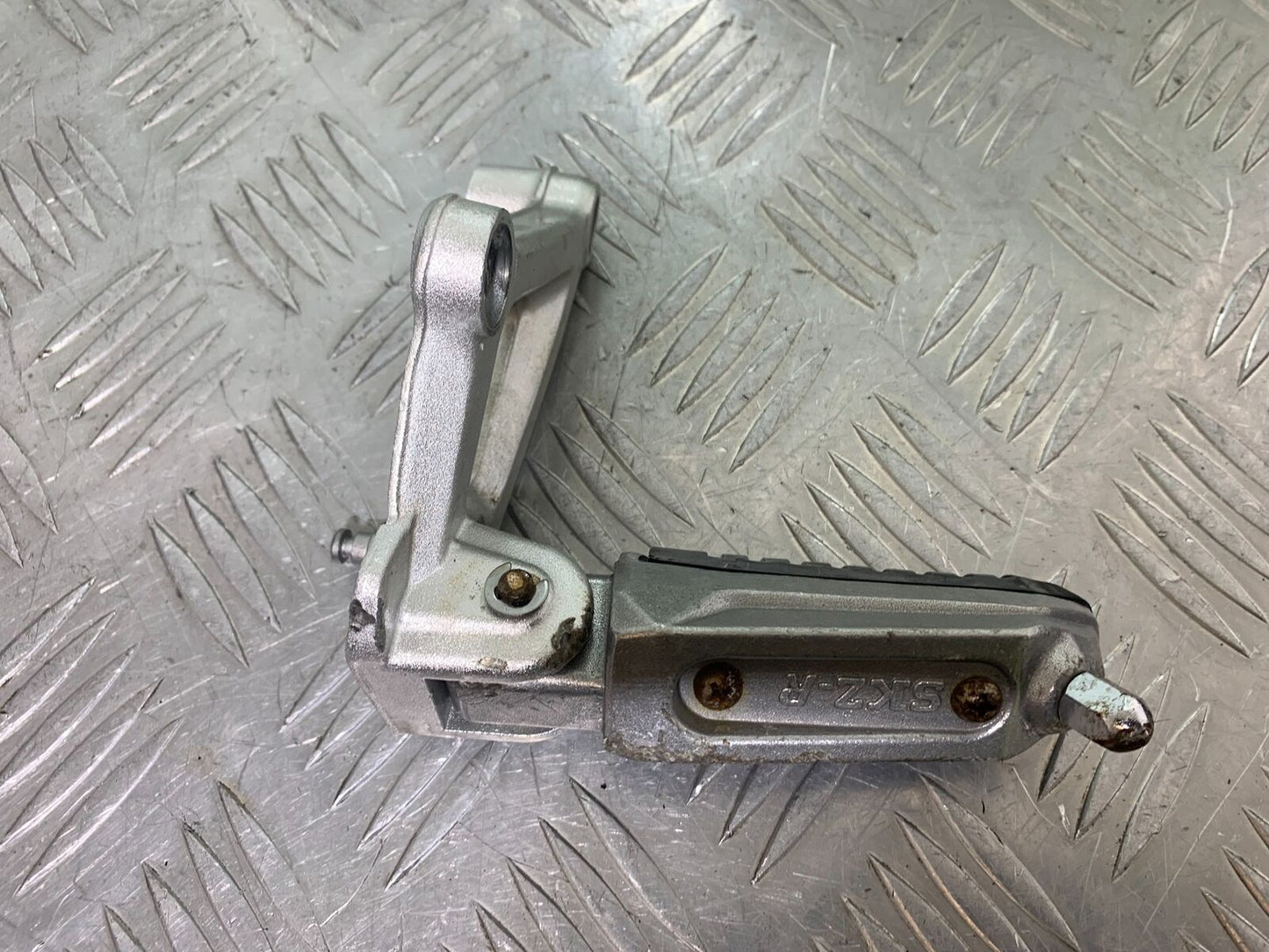 BENELLI TORNADO TNT 125 FRONT RIGHT HANGER AND PEG YEAR 2024 (CMB1090)