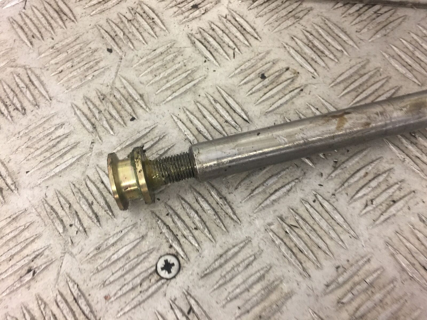 TRIUMPH 750 TRIDENT SWINGARM WHEEL SPINDLE YEAR 1994 STOCK 396