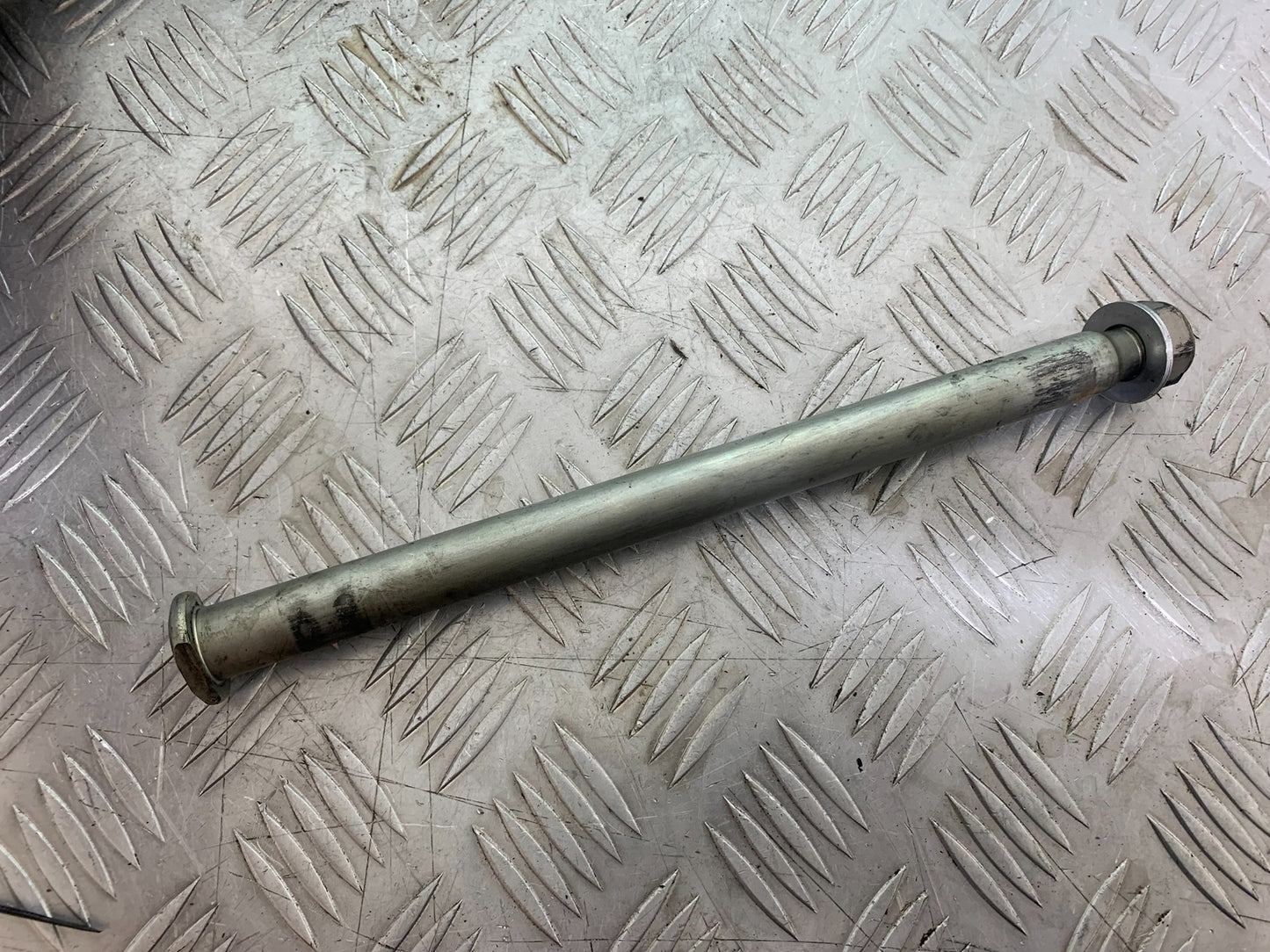 YAMAHA YZF R1 SWINGARM  SPINDLE   YEAR 2004-2006 (CMB1155)