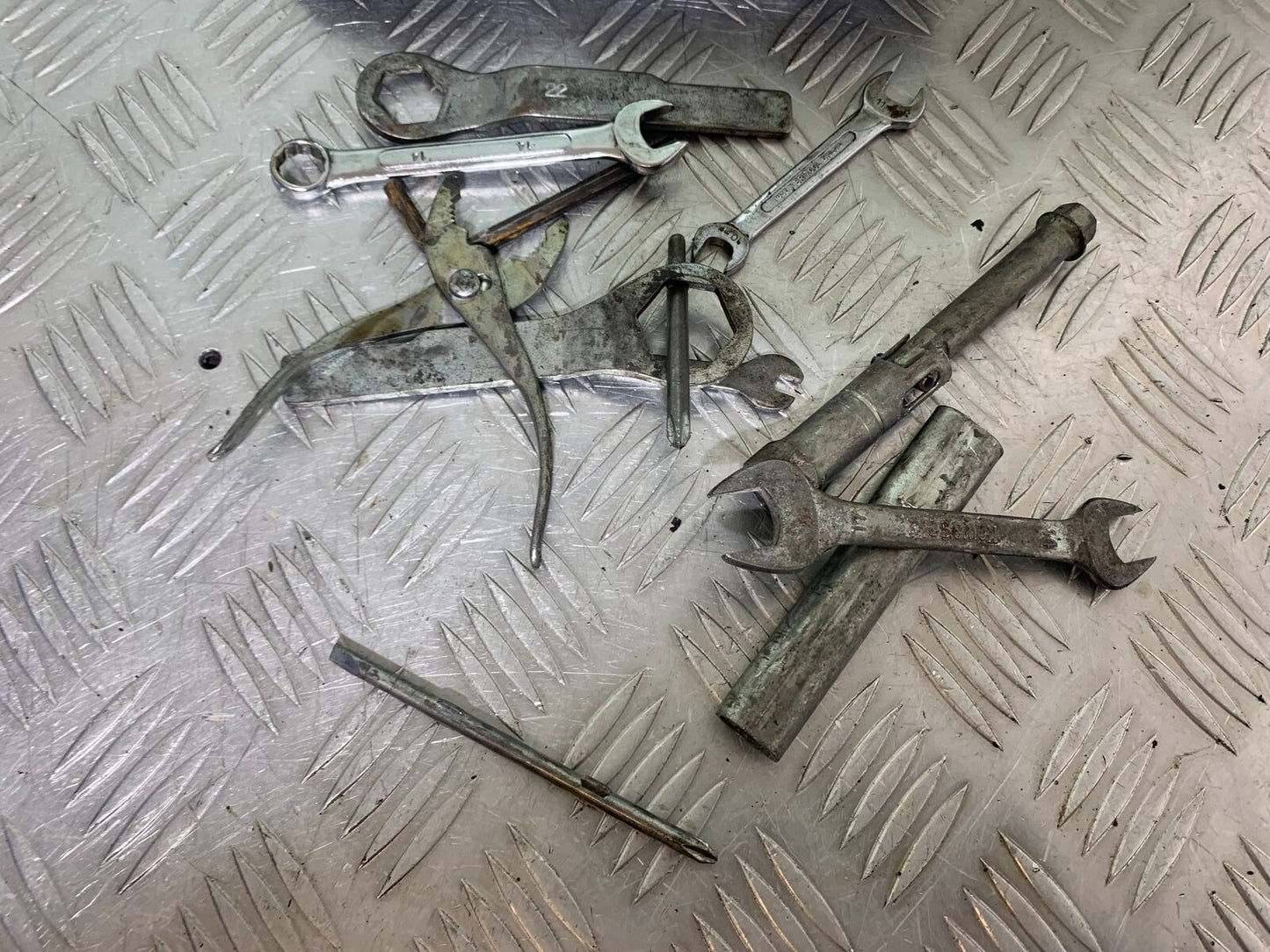 KAWASAKI Z750 ZR750 ZR-7S TOOL KIT   YEAR 1999-05 (CMB1135)