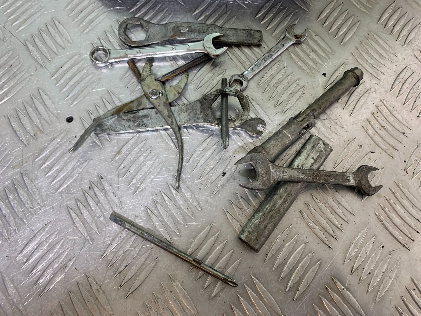KAWASAKI Z750 ZR750 ZR-7S TOOL KIT   YEAR 1999-05 (CMB1135)