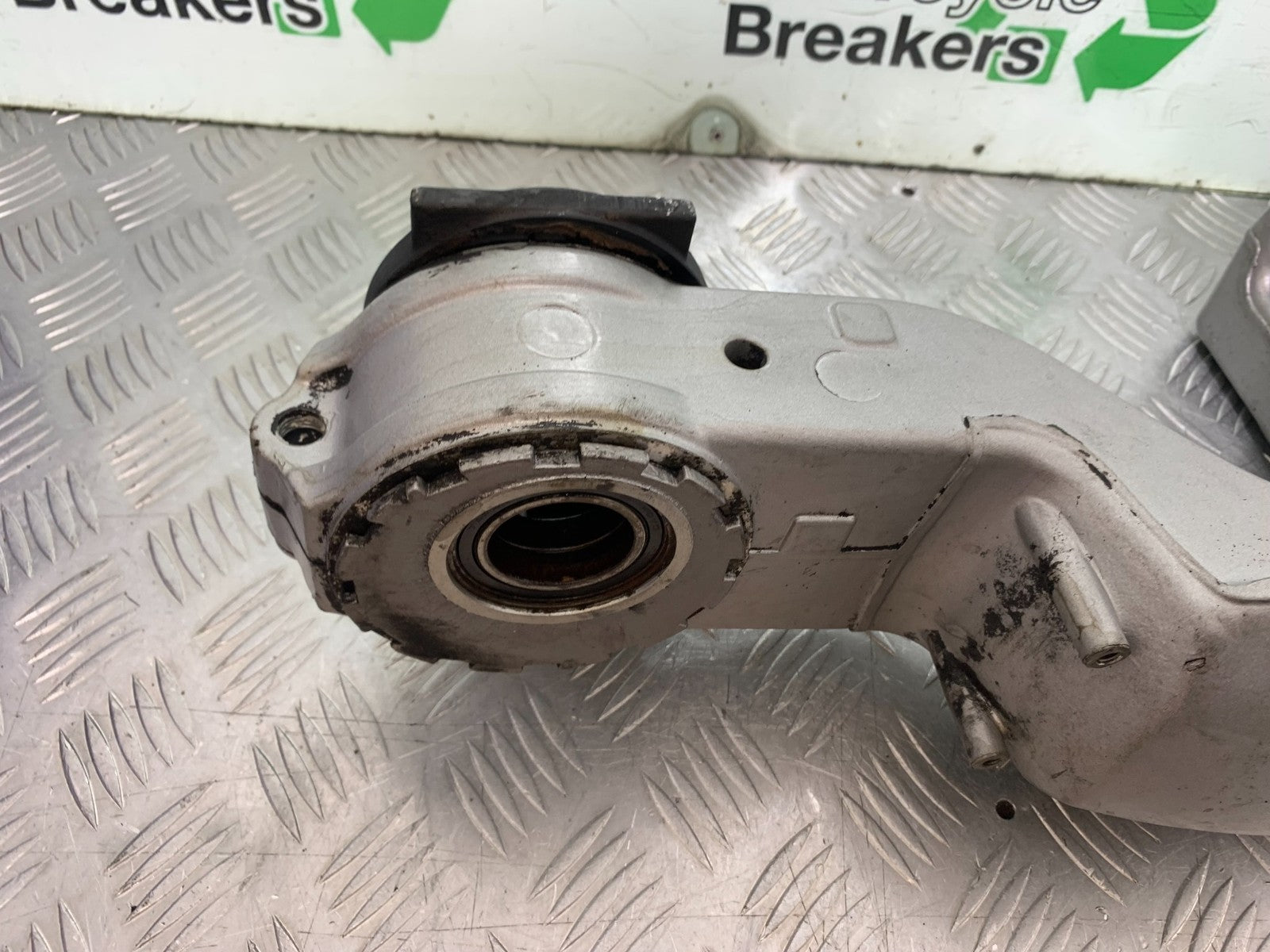 TRIUMPH 955i SPRINT ST SWINGARM YEAR 1999-04 (CMB1230)