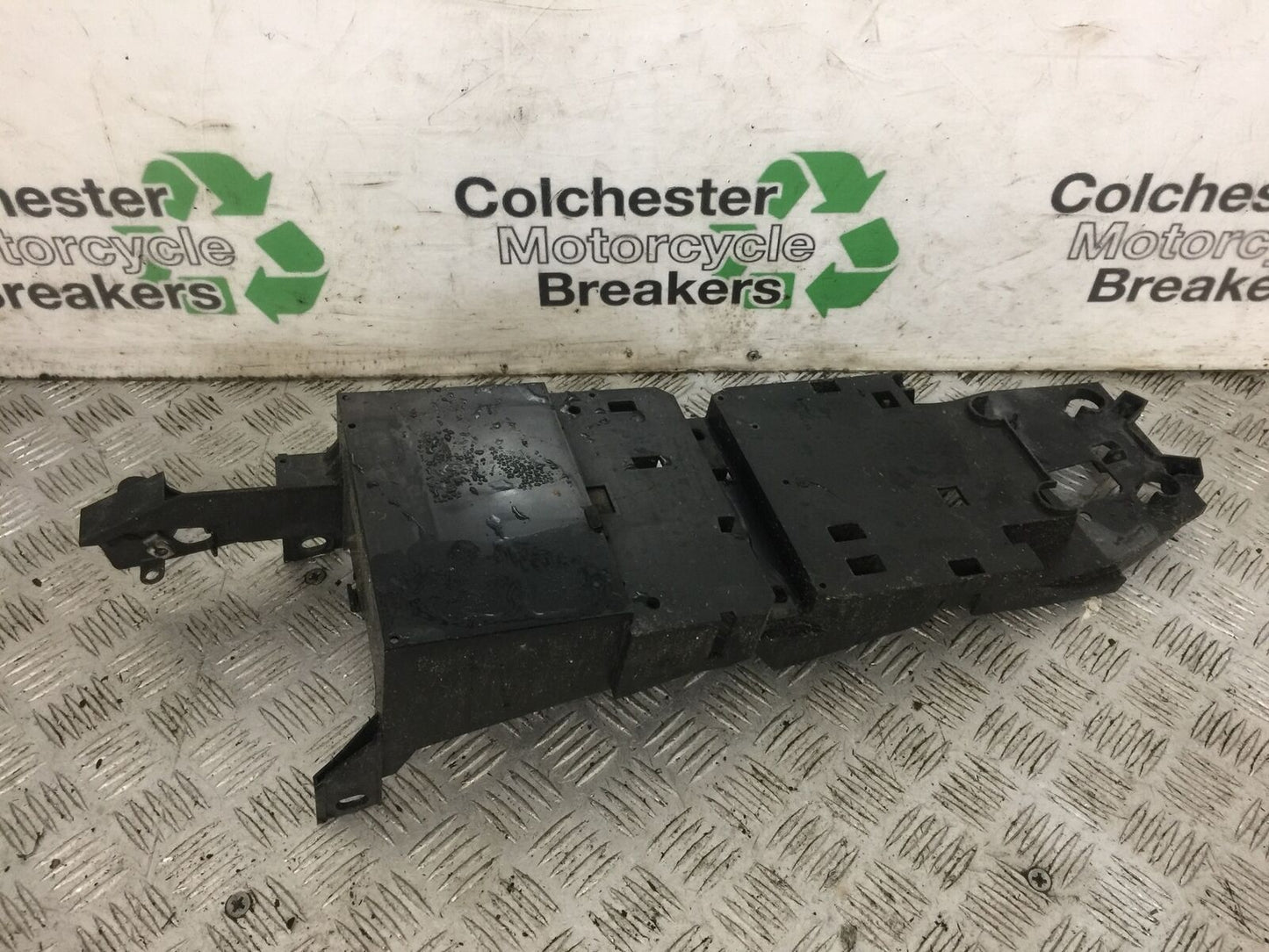 YAMAHA FZ1-N UNDERTRAY  YEAR 2006-2012  (STOCK 787)