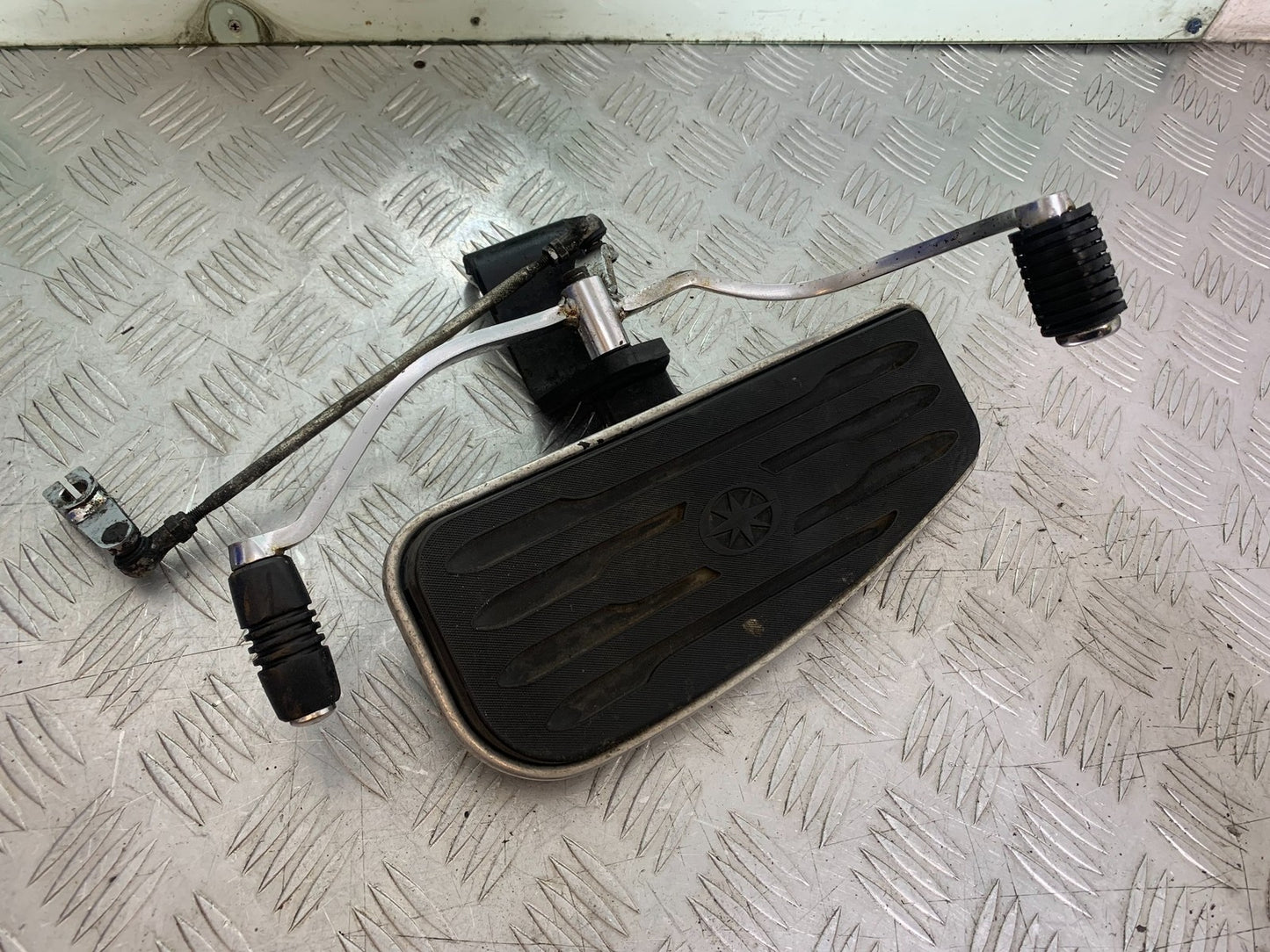 YAMAHA XVS 1300 MIDNIGHT STAR LEFT FOOTBOARD   YEAR 2007-16 (CMB1200)