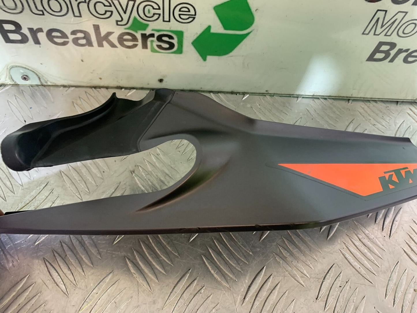 KTM 125 DUKE LEFT SEAT PANEL   YEAR 2018-2023 (CMB1083)