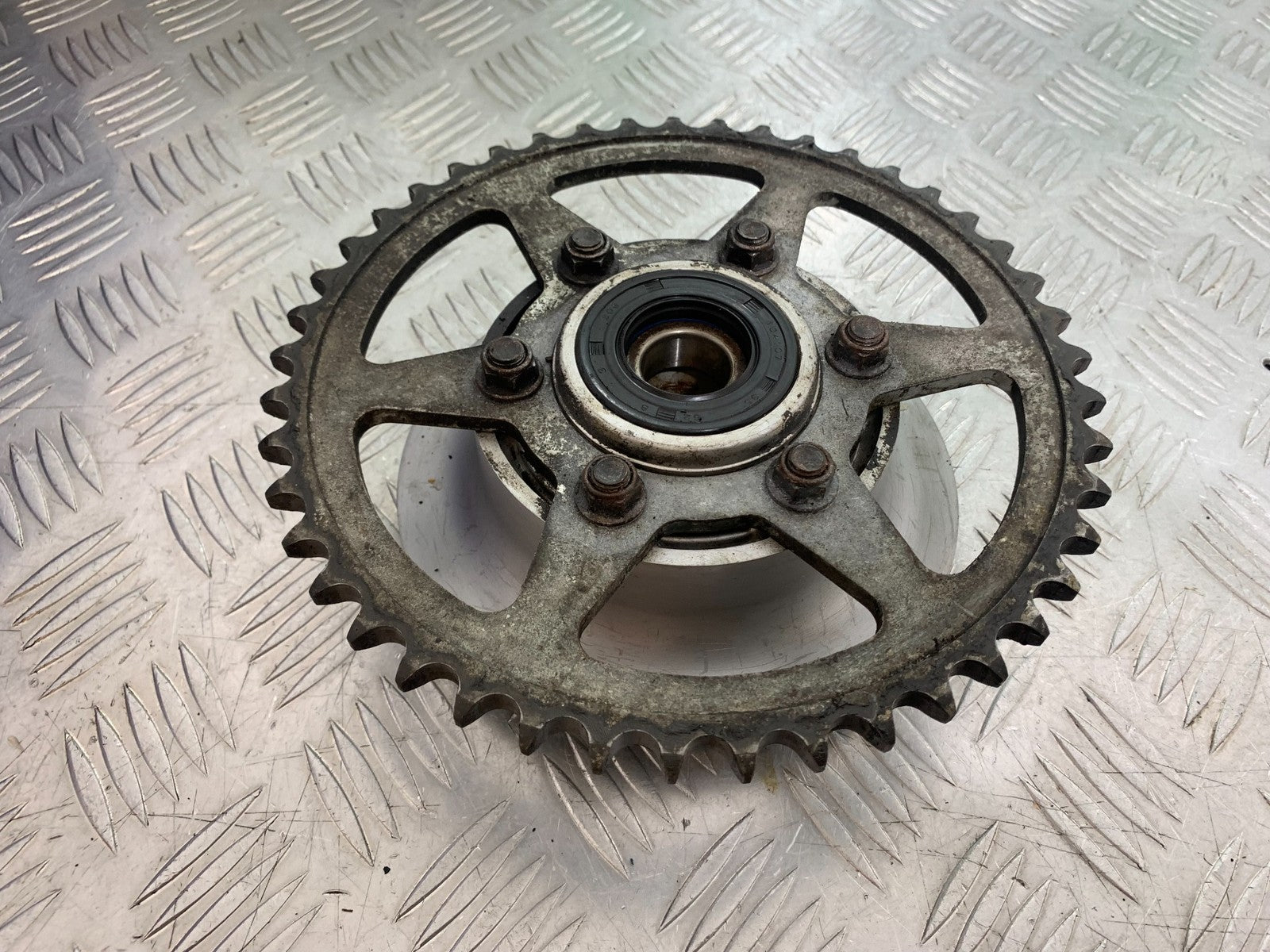 SUZUKI GSF1200 GSF 1200 BANDIT SPROCKET CARRIER YEAR 2001-2004 (CMB1188)