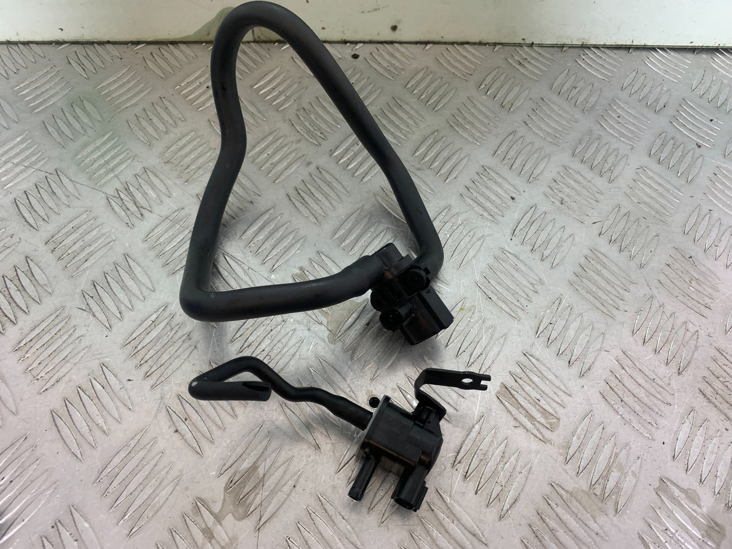 TRIUMPH TRIDENT 660 AIR VALVES YEAR 2021-2024 (CMB1148)