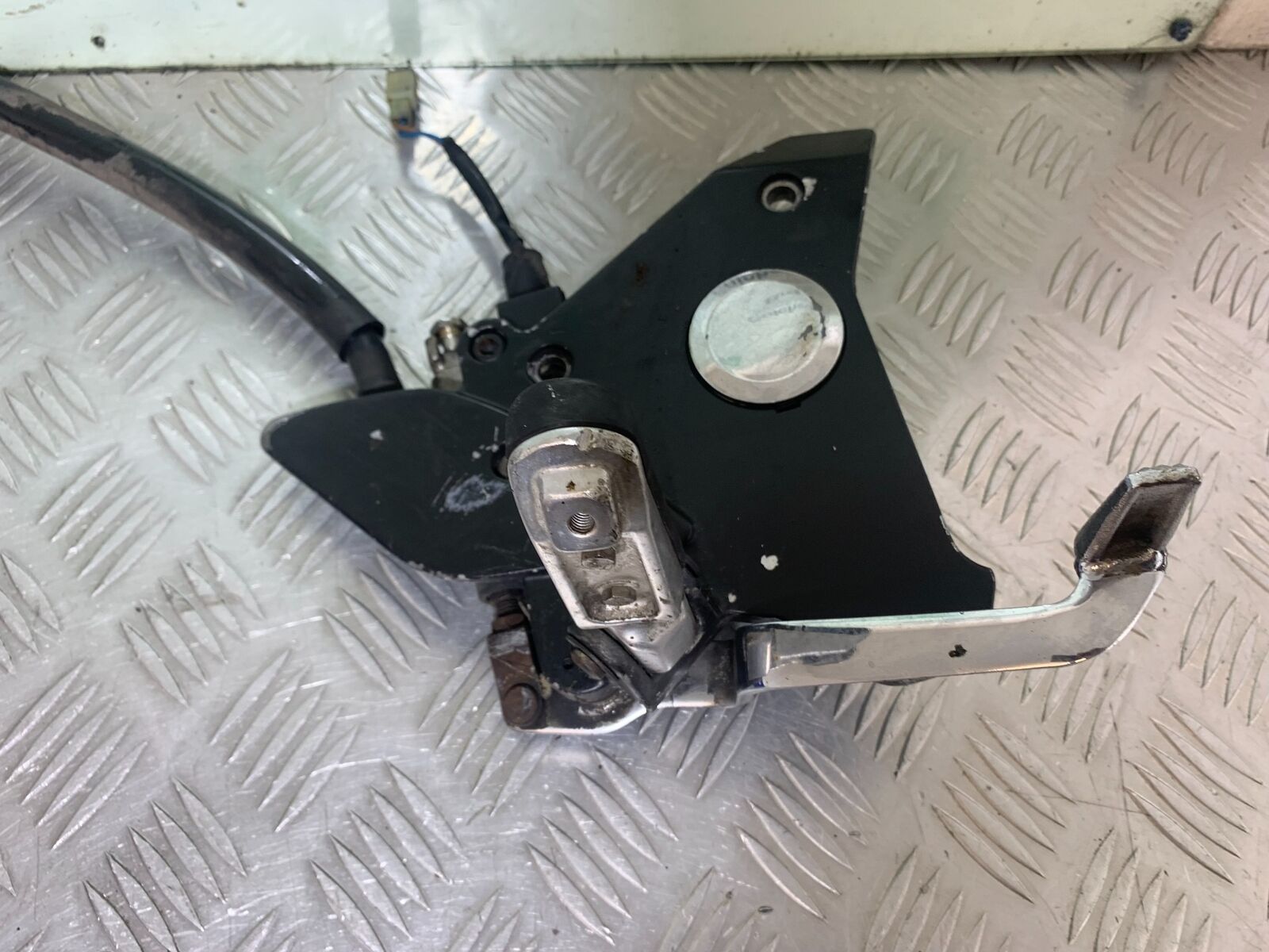 KAWASAKI Z750 ZR750 ZR-7S FRONT RIGHT HANGER   YEAR 1999-05 (CMB1135)