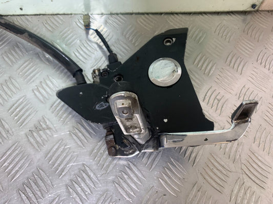 KAWASAKI Z750 ZR750 ZR-7S FRONT RIGHT HANGER   YEAR 1999-05 (CMB1135)
