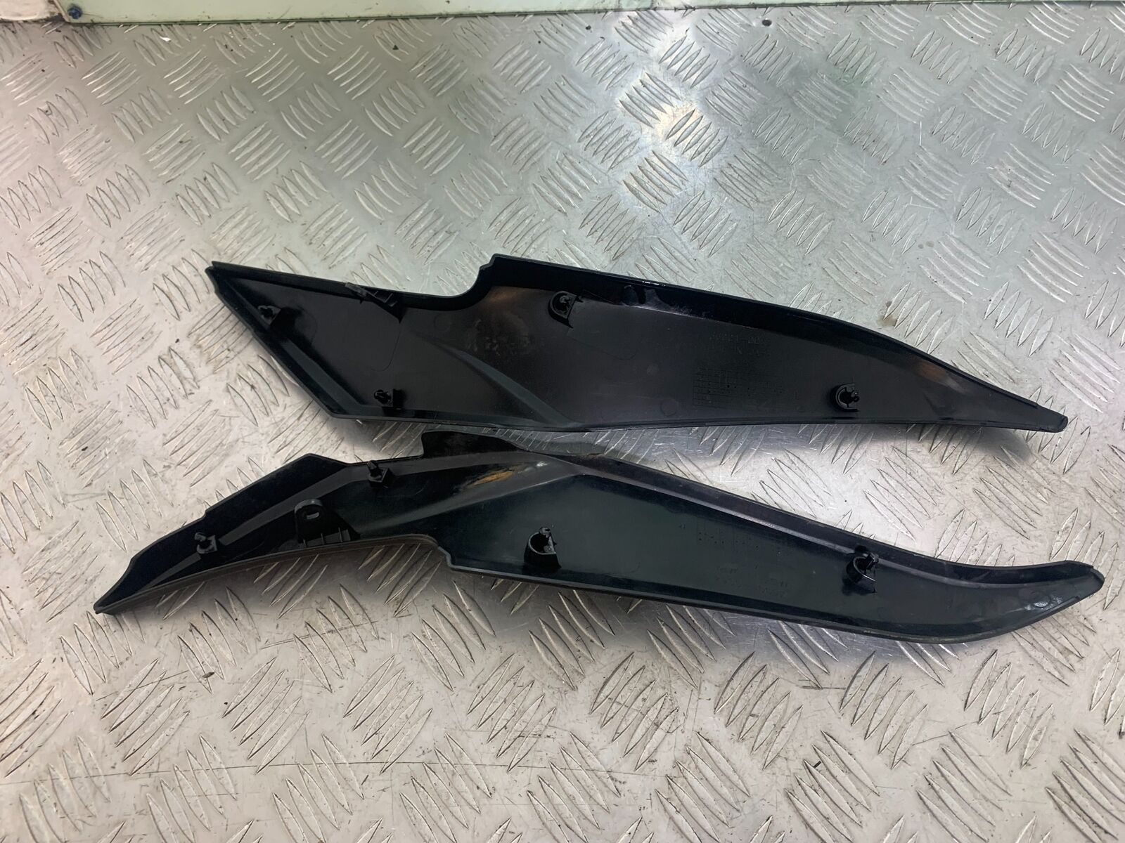 KAWASAKI ER6 F LEFT AND RIGHT LOWER TANK PANELS YEAR 2005-2008 (CMB1098)