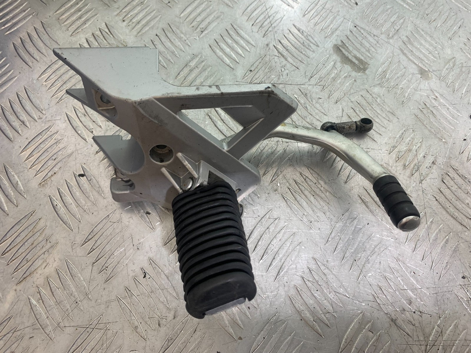 BMW R850 R R850R FRONT LEFT HANGER   YEAR 1994-2002 (CMB1170)