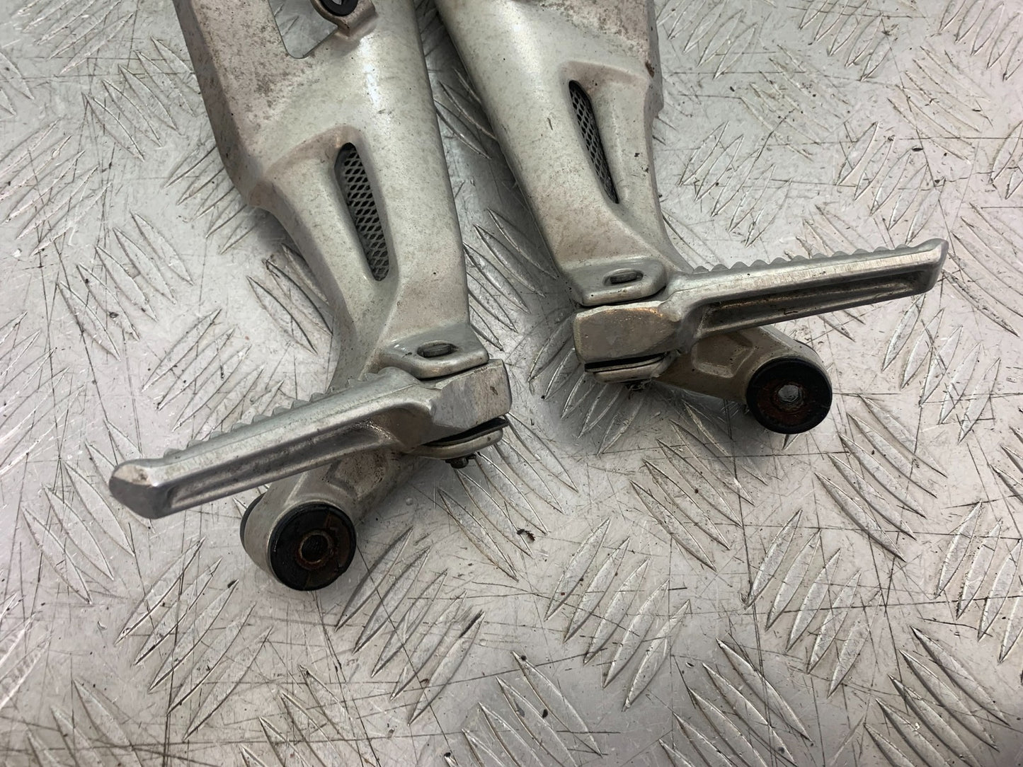 HONDA CBR1100 BLACKBIRD REAR HANGERS AND PEGS  YEAR 1999-2005 (CMB1232)